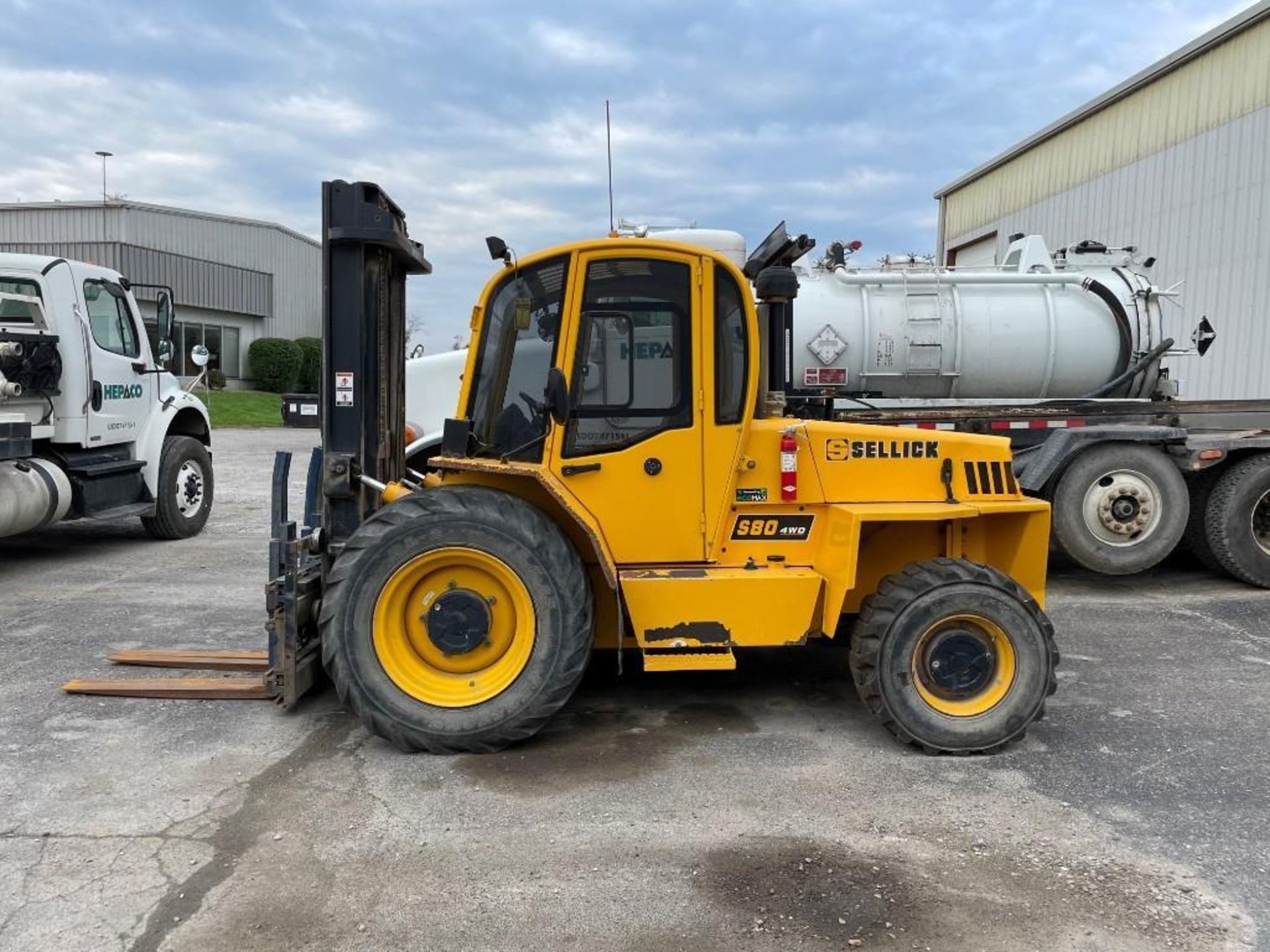 2015 SELLICK 8,000 LB. CAPACITY FORKLIFT, MODEL S80J4I-4, S/N 9690508S8J4I-4, DIESEL, 4-WHEEL DRIVE, - Image 4 of 5