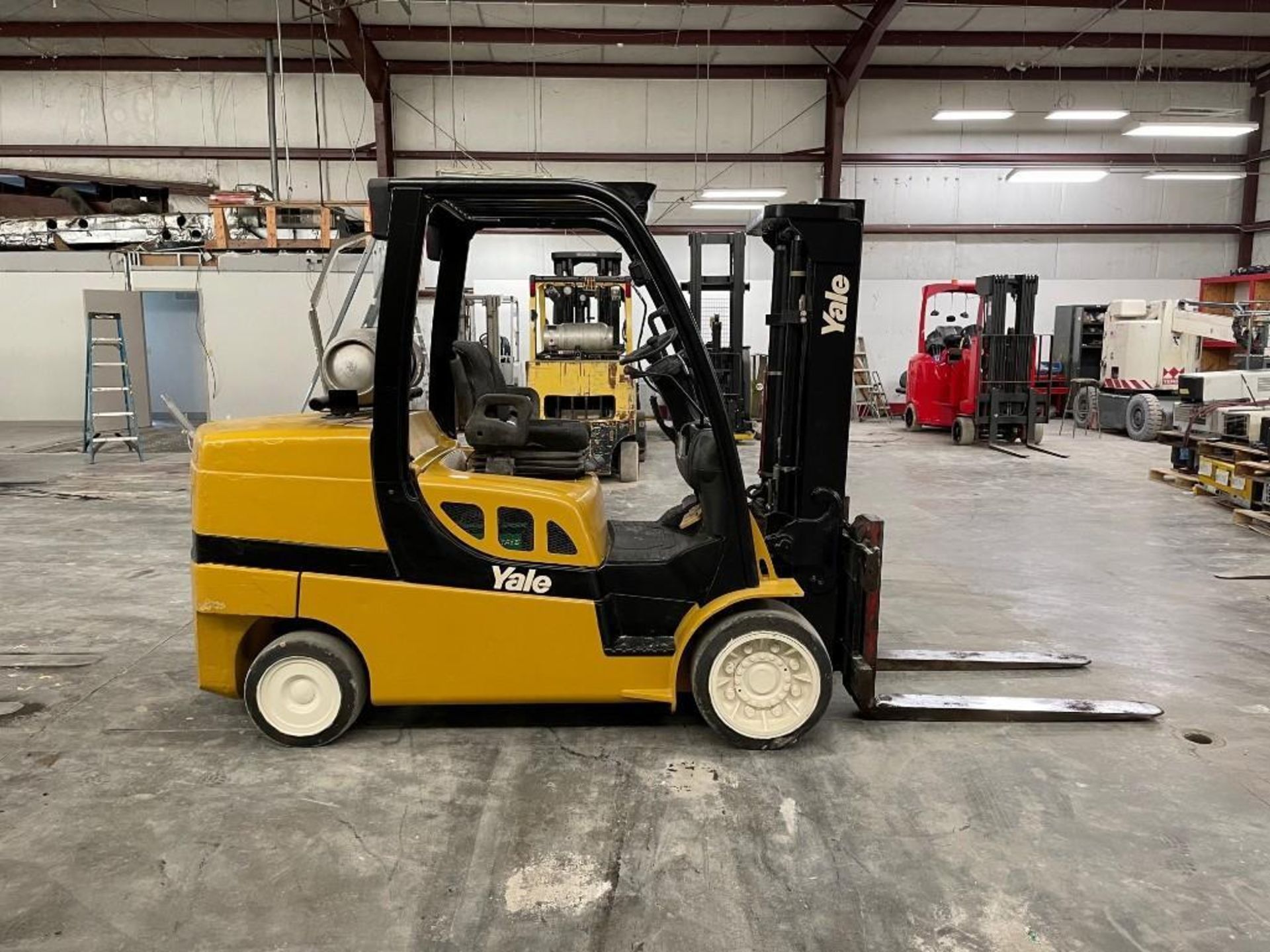 2014 YALE 12,000 LB. CAPACITY FORKLIFT, MODEL GLC120VX, S/N F818V02445M, LPG, SOLID TIRES, MONOTROL - Image 5 of 6