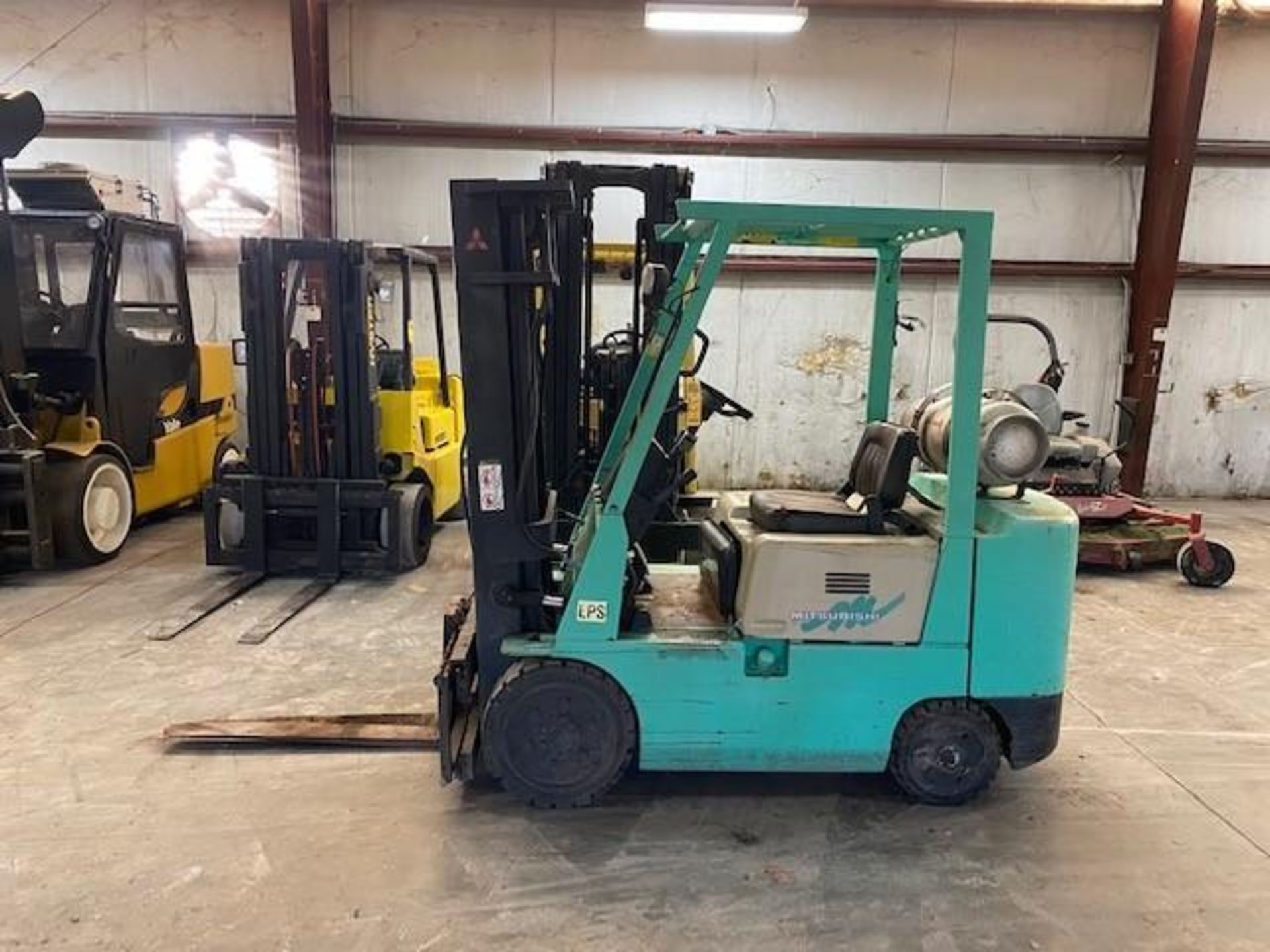 MITSUBISHI 5,000 LB. CAPACITY FORKLIFT, MODEL FGC25, LPG, PNEUMATIC TIRES, 3-STAGE MAST, 190'' LIFT