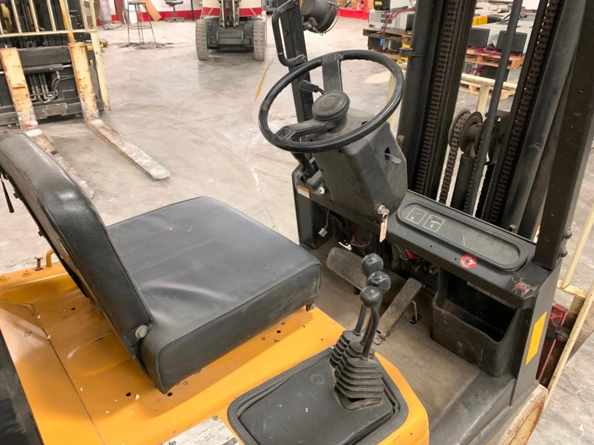 YALE 4,000 LB. CAPACITY FORKLIFT, MODEL GLC040, S/N N593043, LPG, SOLID NON-MARKING TIRES, 3-STAGE M - Image 5 of 7