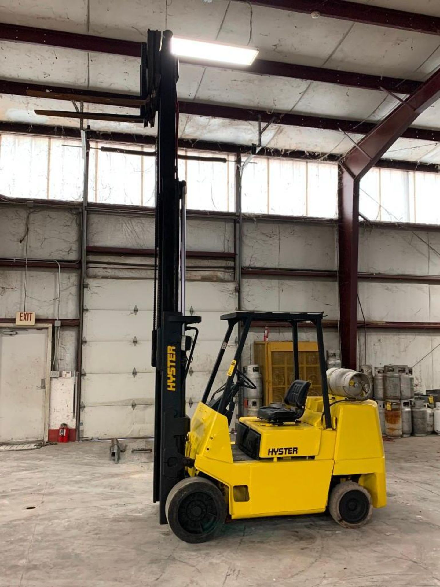 HYSTER 8,000 LB. CAPACITY FORKLIFT, MODEL S80XL, S/N C004V05475N, LPG, SOLID TIRES, LEVER SHIFT TRAN - Image 3 of 7