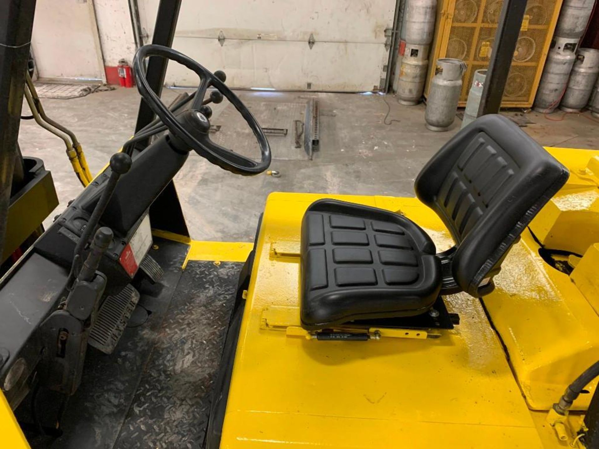 HYSTER 8,000 LB. CAPACITY FORKLIFT, MODEL S80XL, S/N C004V05475N, LPG, SOLID TIRES, LEVER SHIFT TRAN - Image 6 of 7