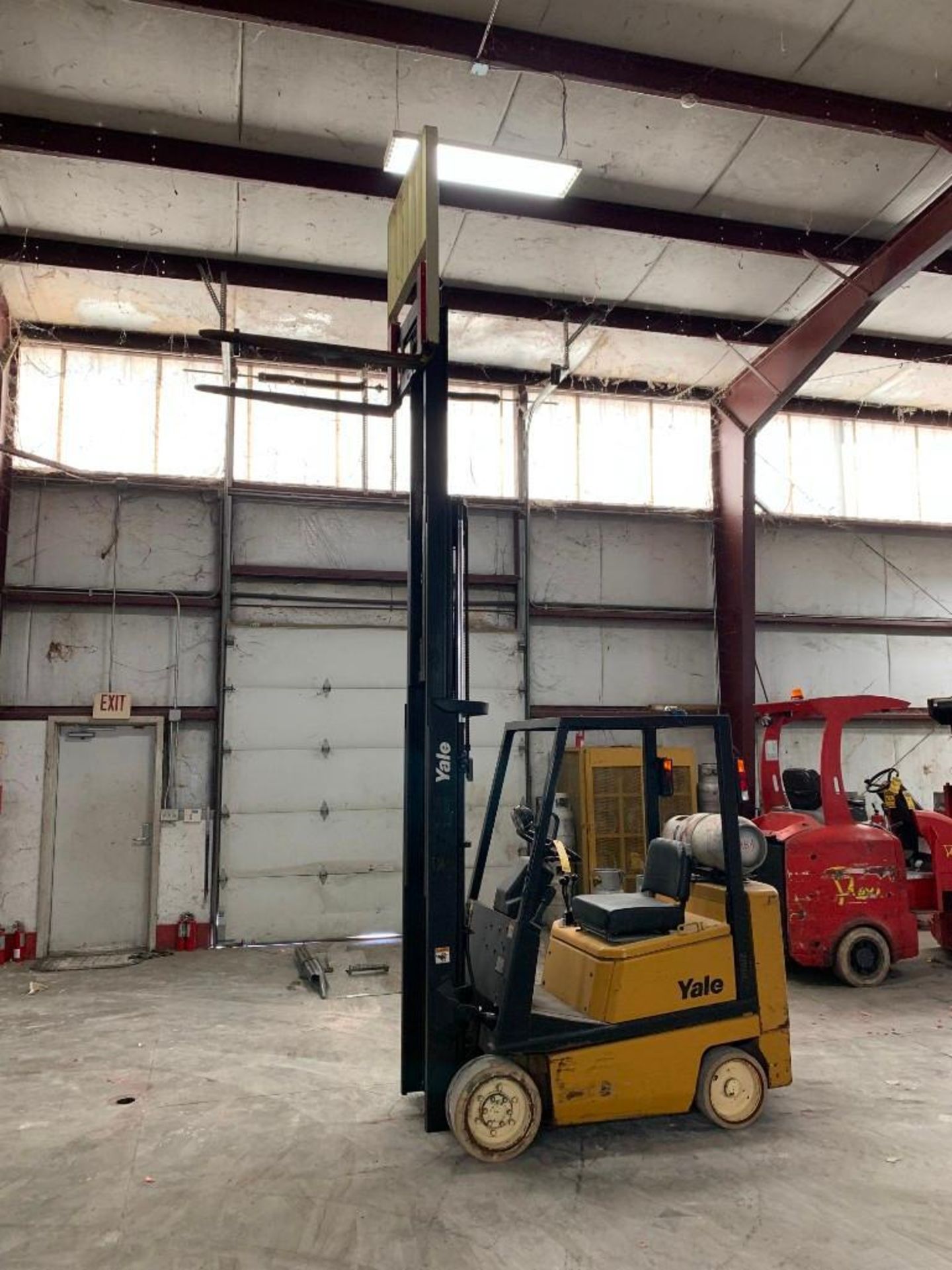 YALE 4,000 LB. CAPACITY FORKLIFT, MODEL GLC040, S/N N593043, LPG, SOLID NON-MARKING TIRES, 3-STAGE M - Image 6 of 7