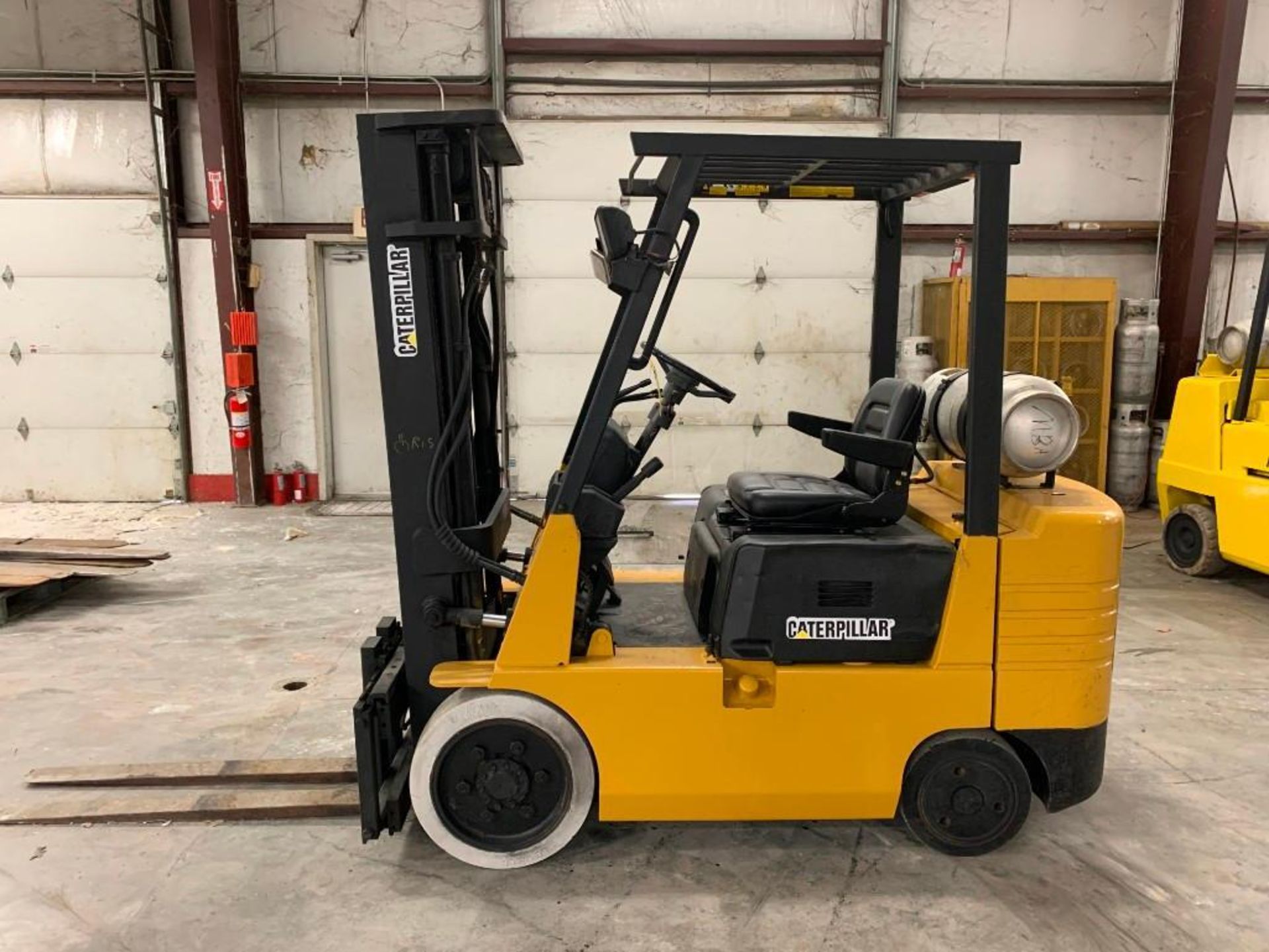 CATERPILLAR 5,000 LB. CAPACITY FORKLIFT, MODEL GC25, S/N 4EM7978, LPG, SOLID TIRES, LEVER SHIFT TRAN - Image 2 of 6