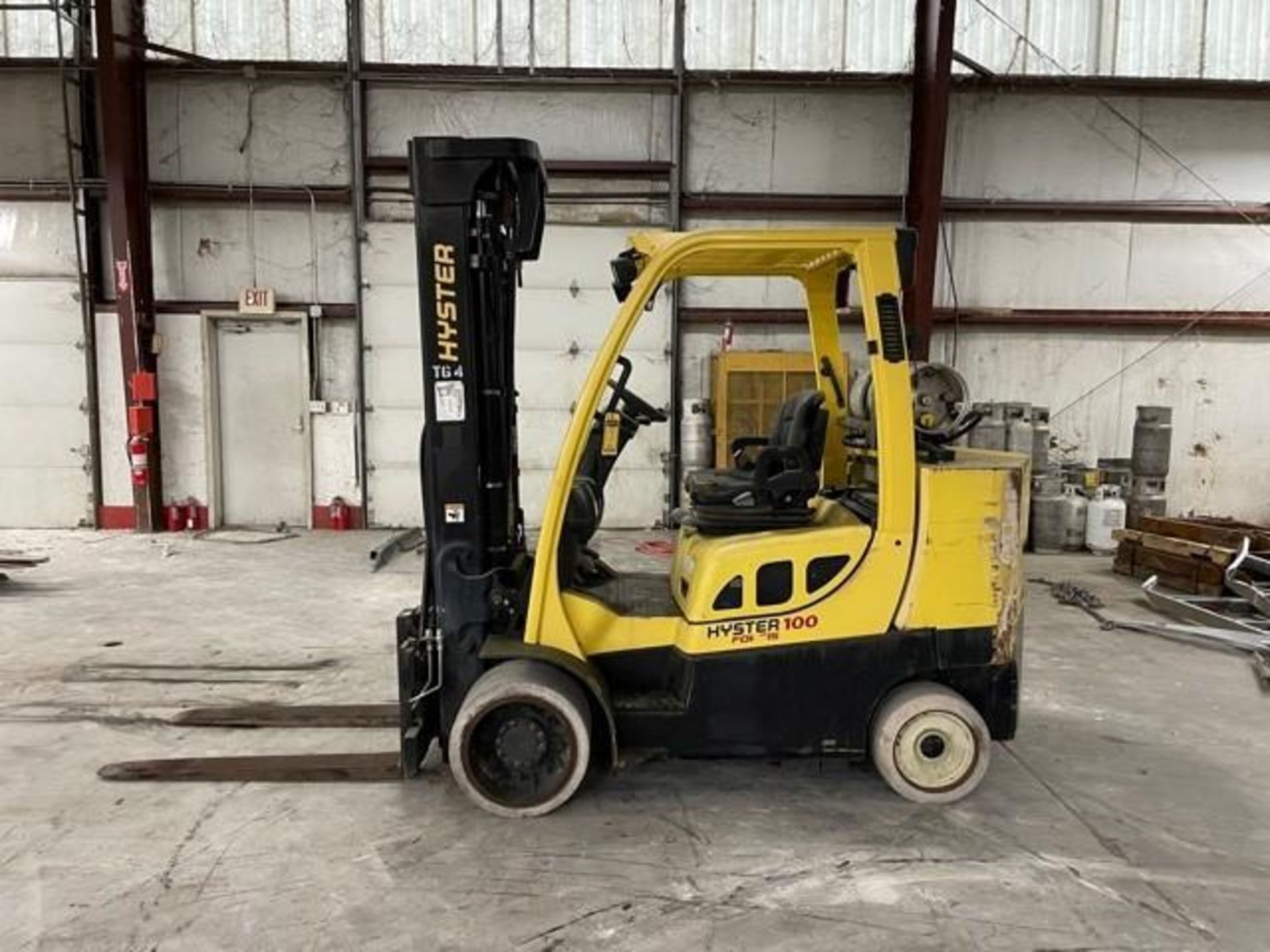 2011 HYSTER 10,000 LB., MODEL S100FT-BCS, S/N G004V05083H, LPG, LEVER SHIFT, SOLID NON-MARKING TIRES