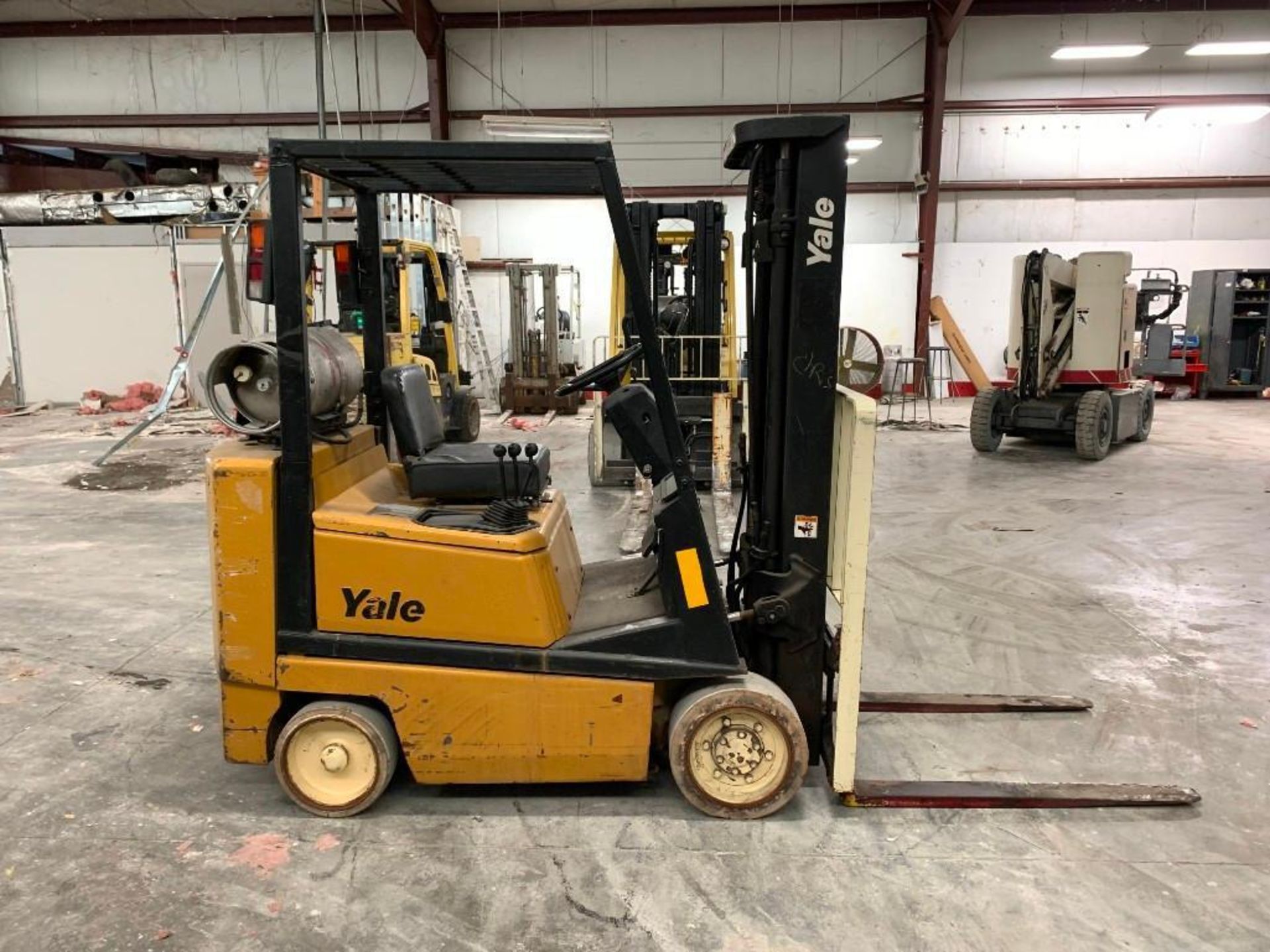 YALE 4,000 LB. CAPACITY FORKLIFT, MODEL GLC040, S/N N593043, LPG, SOLID NON-MARKING TIRES, 3-STAGE M - Image 3 of 7