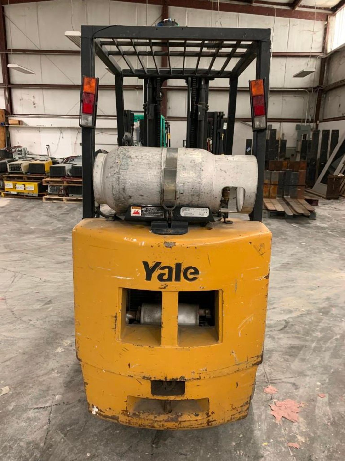 YALE 4,000 LB. CAPACITY FORKLIFT, MODEL GLC040, S/N N593043, LPG, SOLID NON-MARKING TIRES, 3-STAGE M - Image 4 of 7