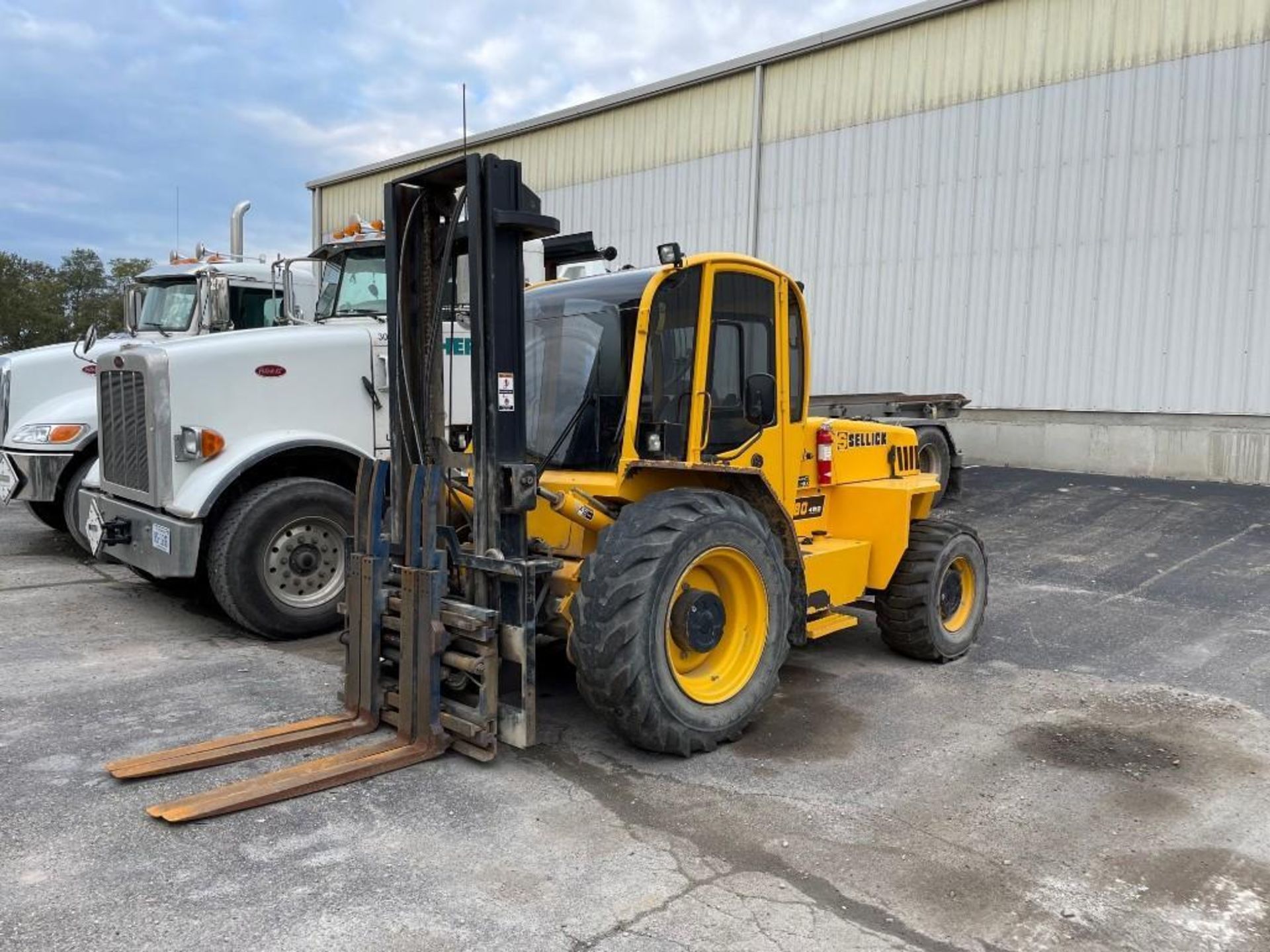 2015 SELLICK 8,000 LB. CAPACITY FORKLIFT, MODEL S80J4I-4, S/N 9690508S8J4I-4, DIESEL, 4-WHEEL DRIVE, - Image 2 of 5