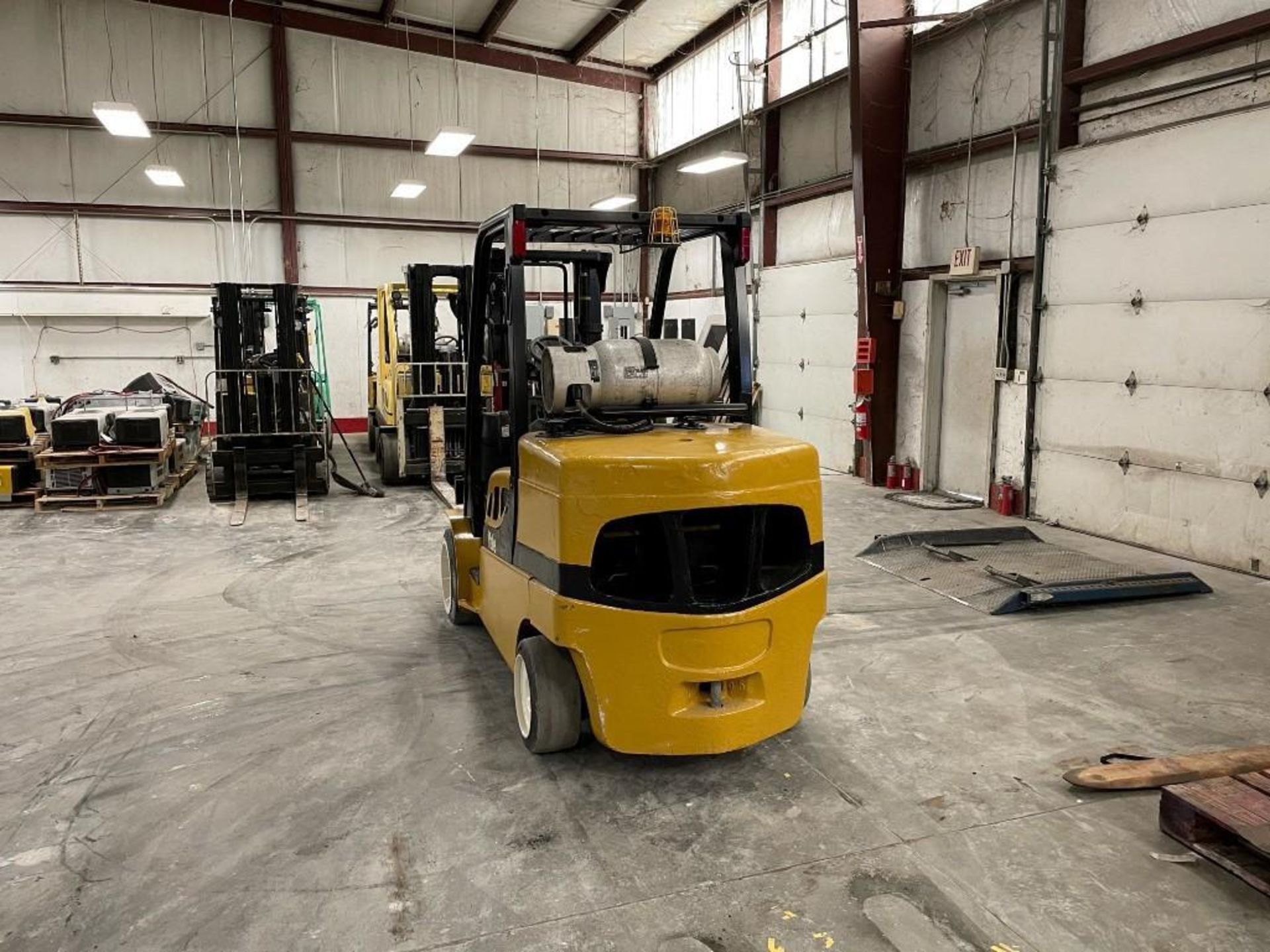 2014 YALE 12,000 LB. CAPACITY FORKLIFT, MODEL GLC120VX, S/N F818V02445M, LPG, SOLID TIRES, MONOTROL - Image 4 of 6