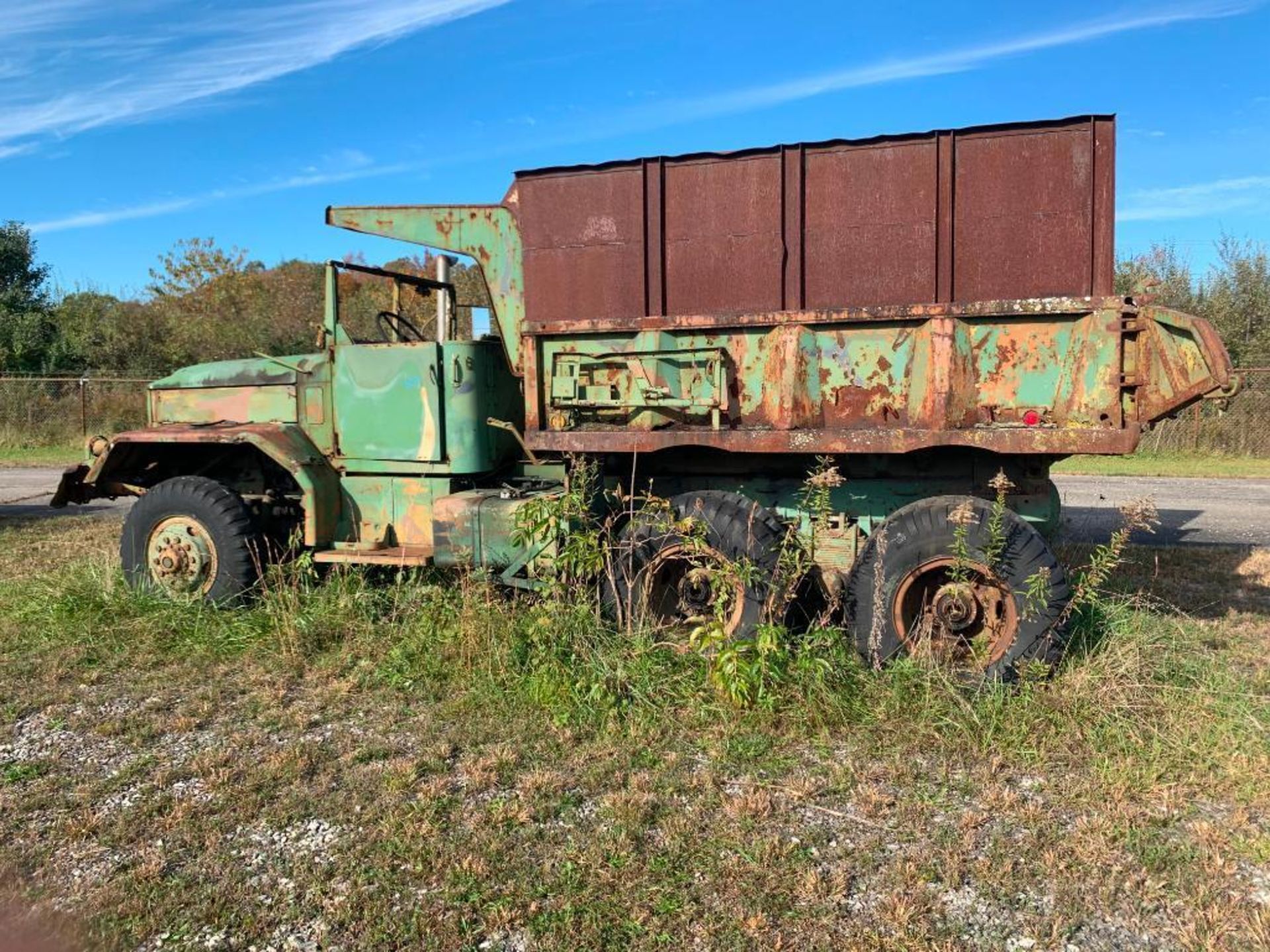 (1) MILITARY TANDEM AXLE DUMP TRUCK, ***LOCATION: 279 CW AVE, ASHLAND, KY 41102*** - Image 8 of 8