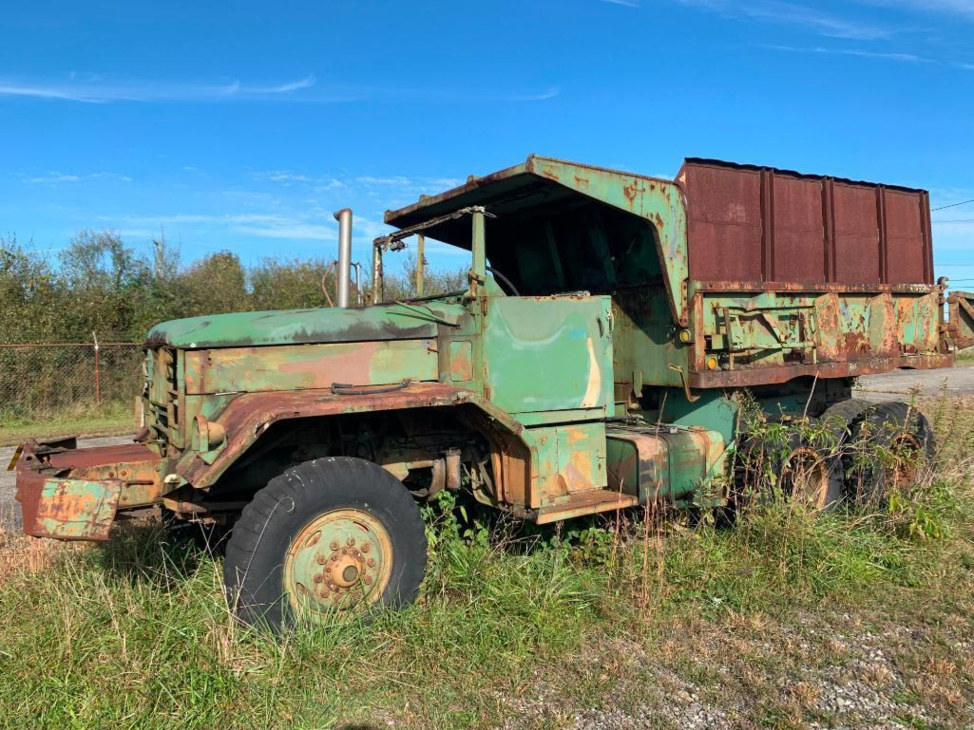 (1) MILITARY TANDEM AXLE DUMP TRUCK, ***LOCATION: 279 CW AVE, ASHLAND, KY 41102*** - Image 2 of 8