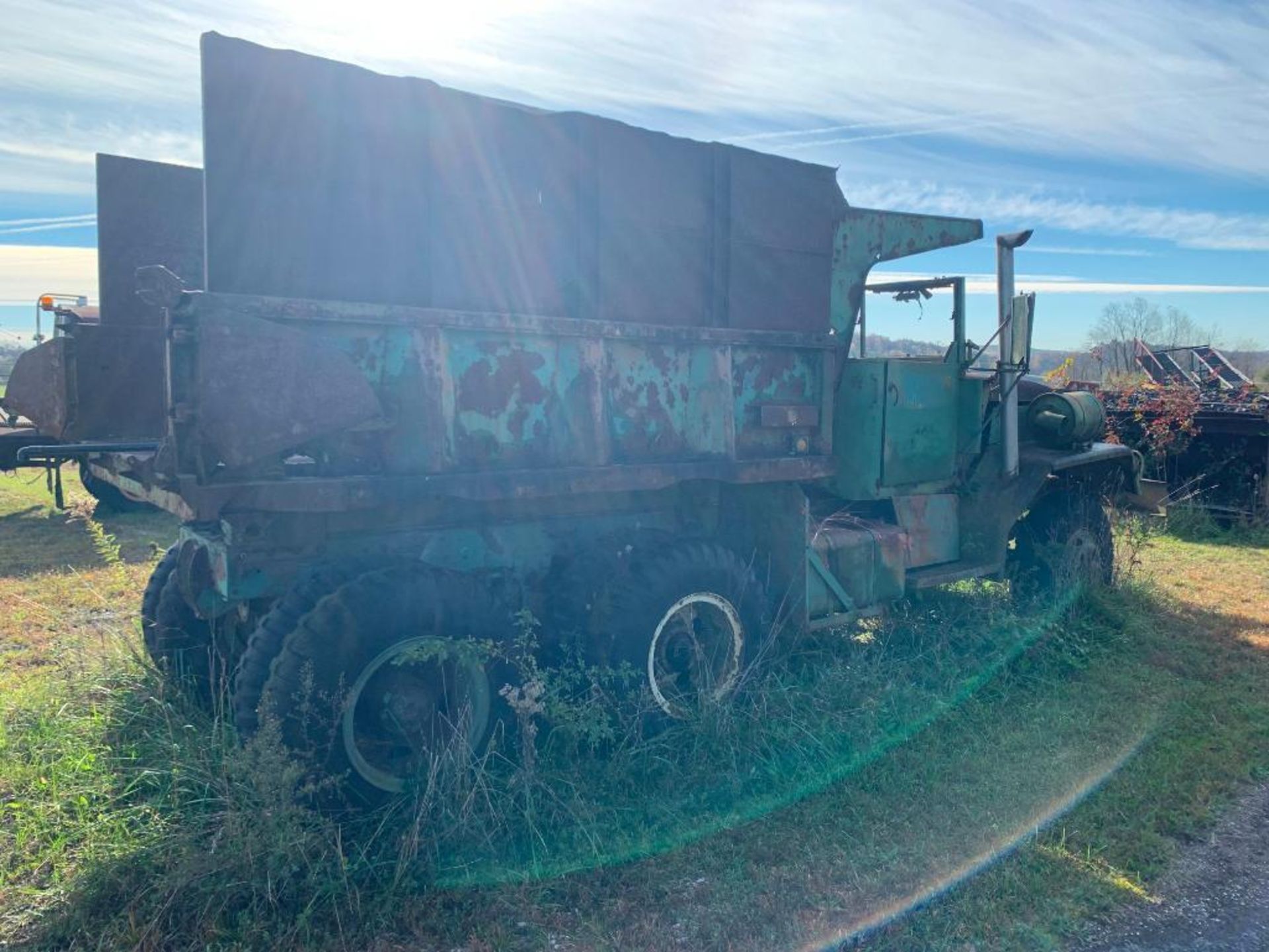 (1) MILITARY TANDEM AXLE DUMP TRUCK, ***LOCATION: 279 CW AVE, ASHLAND, KY 41102*** - Image 5 of 8