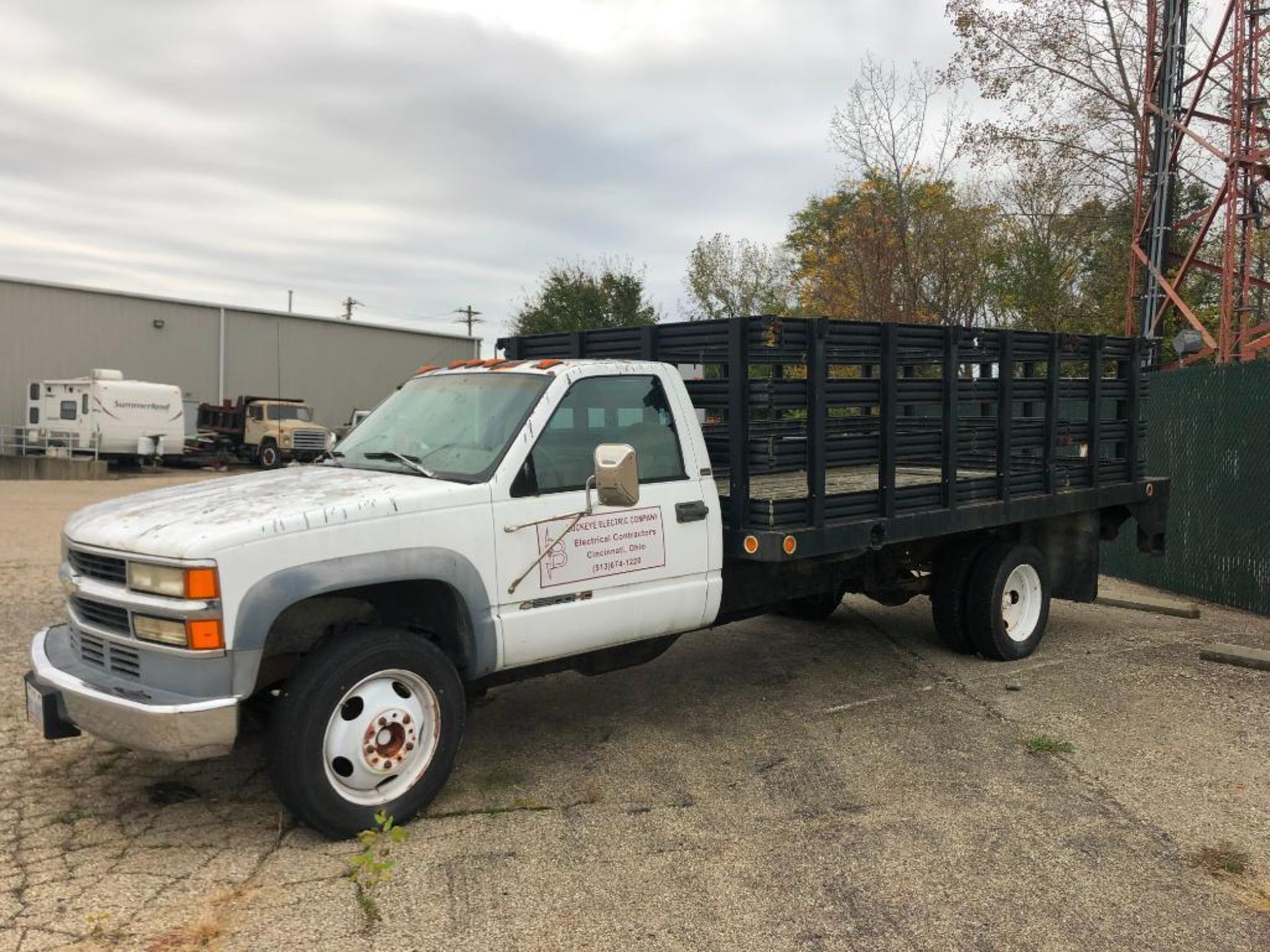 1995 CHEVROLET 3500 HD STAKE BED TRUCK, S/N 1GBK034FXSJ108997, LIFT GATE, WILL NOT START - Image 4 of 7