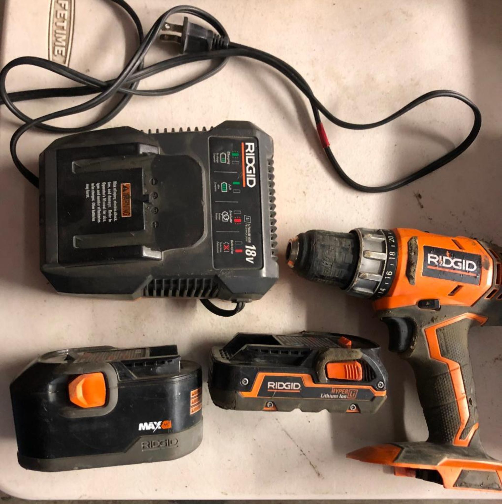 RIDGID 18 VOLT CORDLESS 1/2'' DRILL, MODEL R860052, W/ (2) BATTERIES AND A CHARGER