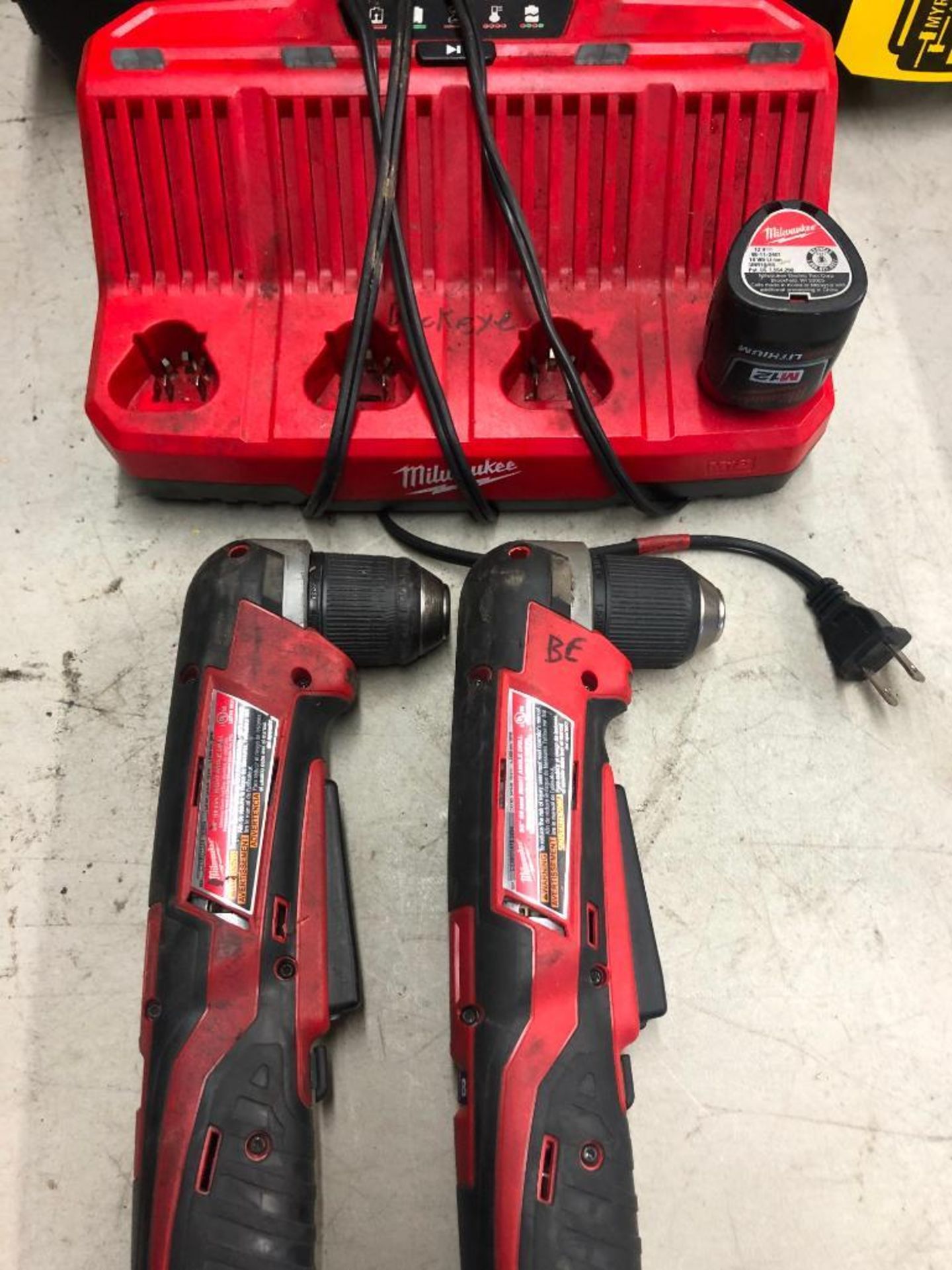 (2) MILWAUKEE CORDLESS 3/8'' RIGHT ANGLE DRILLS, W/ (1) BATTERY AND 4-STATION CHARGER