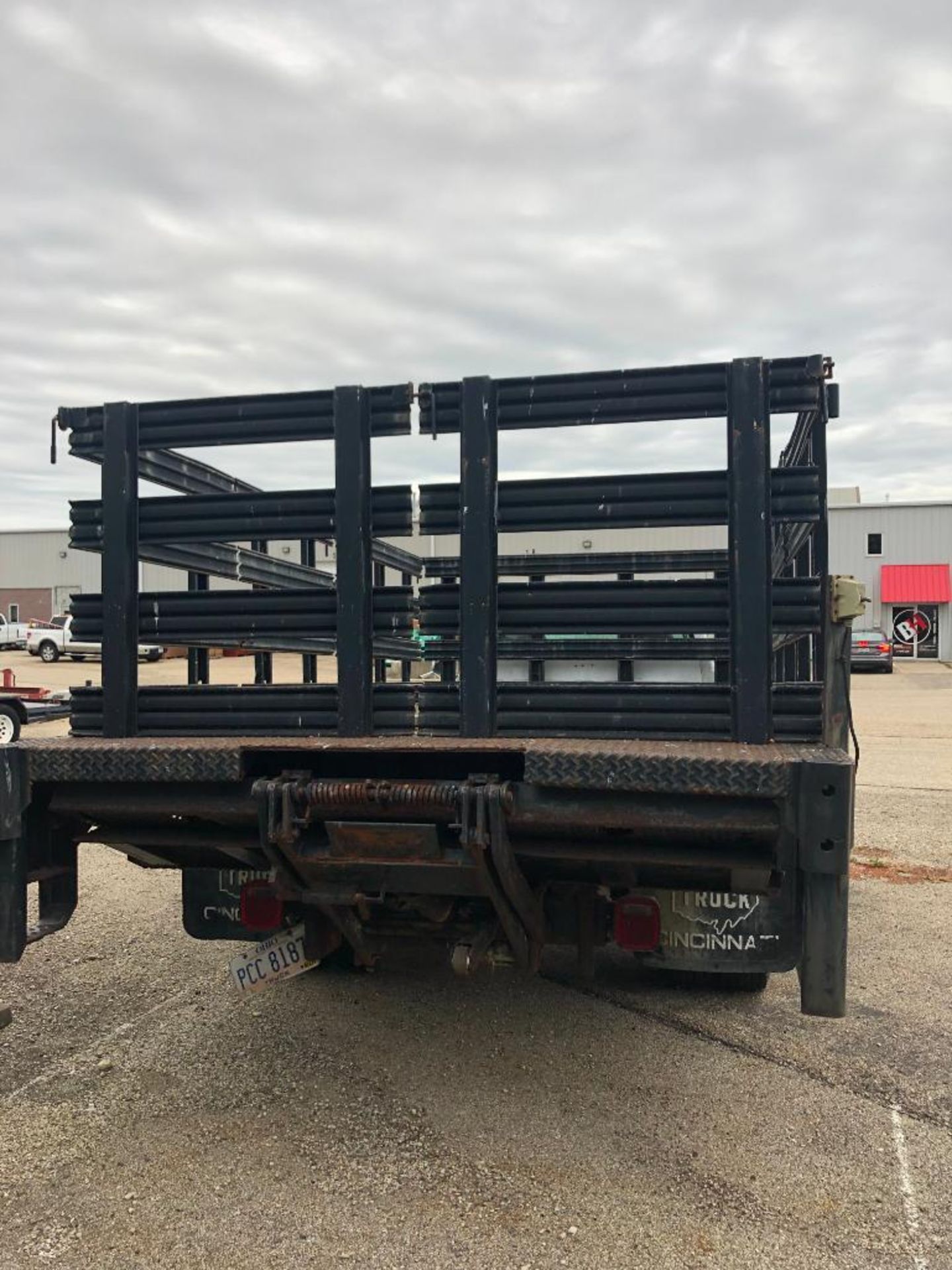 1995 CHEVROLET 3500 HD STAKE BED TRUCK, S/N 1GBK034FXSJ108997, LIFT GATE, WILL NOT START - Image 5 of 7