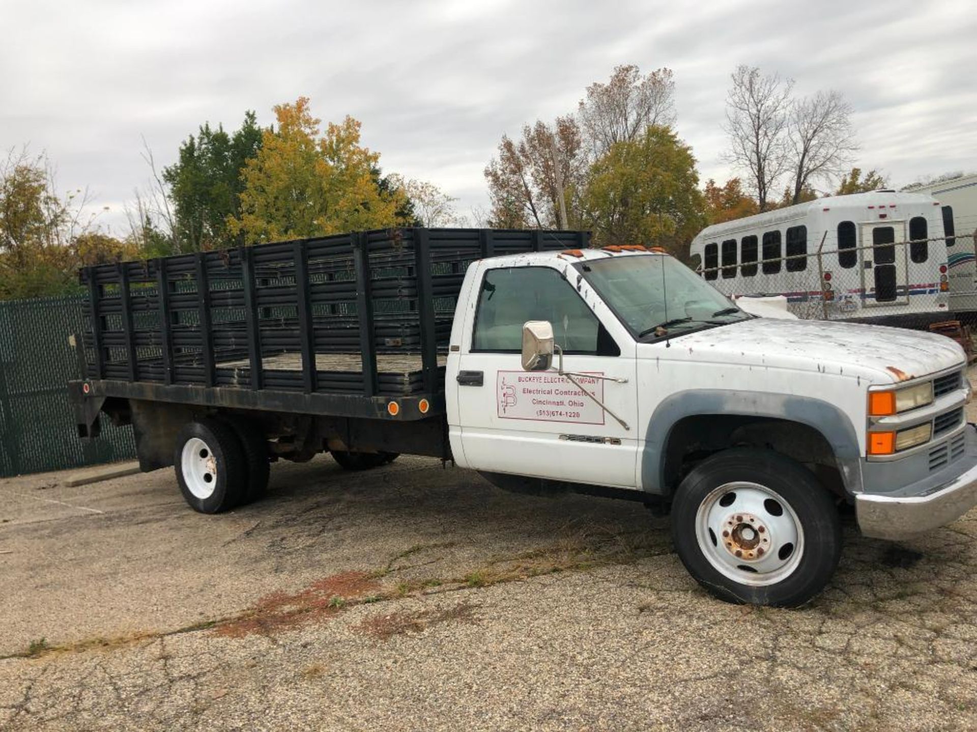 1995 CHEVROLET 3500 HD STAKE BED TRUCK, S/N 1GBK034FXSJ108997, LIFT GATE, WILL NOT START - Image 2 of 7