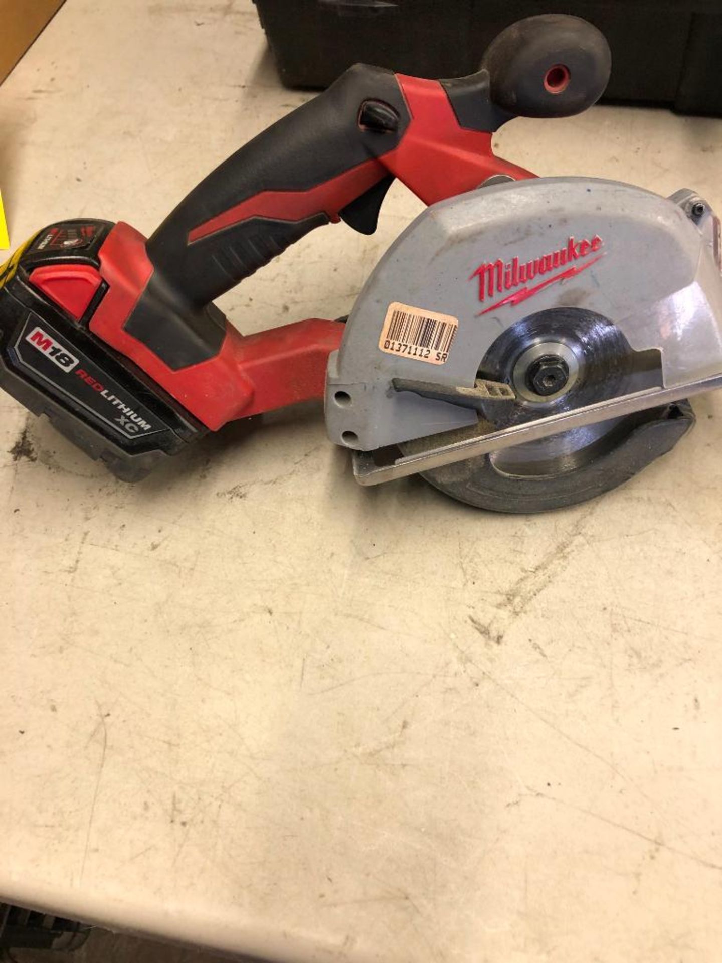 MILWAUKEE CORDLESS 5 3/8'' METAL SAW, S/N C74AD11400862, W/ (1) BATTERY AND CHARGER - Image 3 of 4