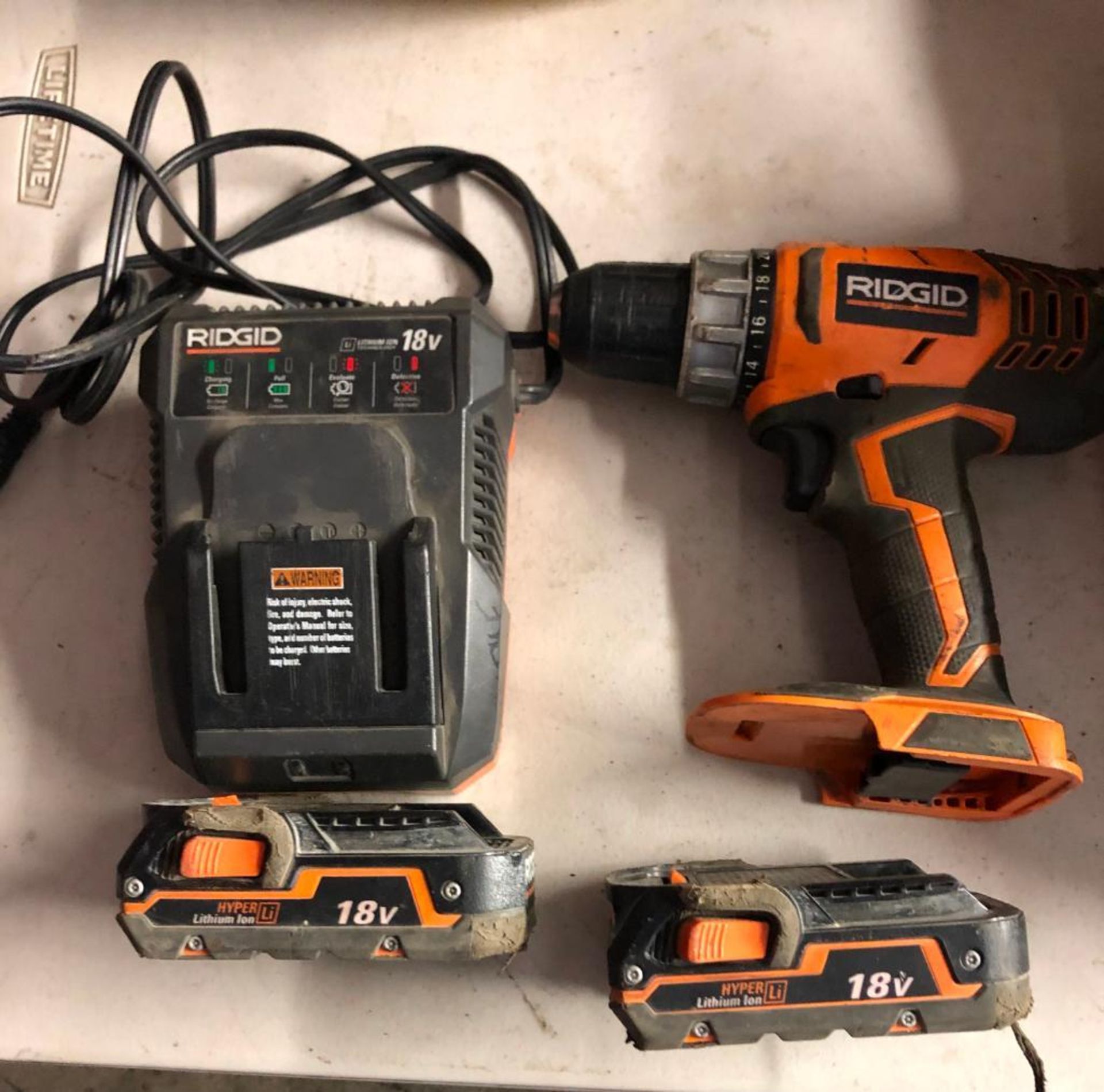 RIDGID 18 VOLT CORDLESS 1/2'' DRILL, MODEL R860052, W/ (2) BATTERIES AND A CHARGER