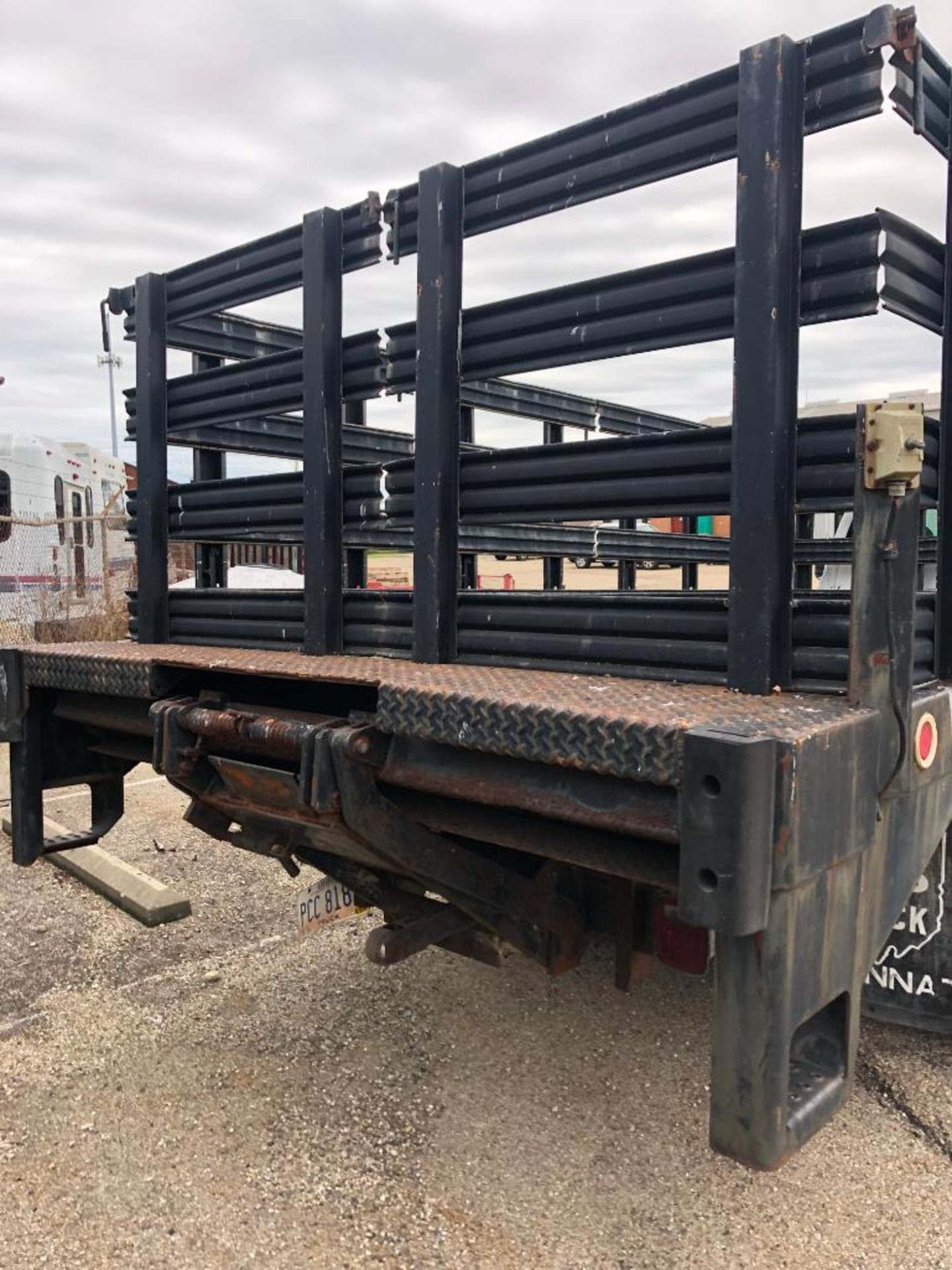 1995 CHEVROLET 3500 HD STAKE BED TRUCK, S/N 1GBK034FXSJ108997, LIFT GATE, WILL NOT START - Image 6 of 7