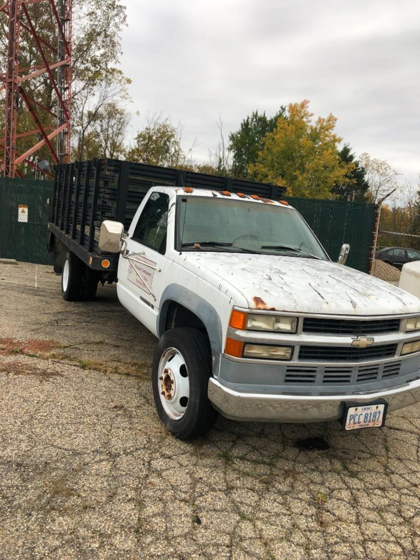 1995 CHEVROLET 3500 HD STAKE BED TRUCK, S/N 1GBK034FXSJ108997, LIFT GATE, WILL NOT START - Image 3 of 7