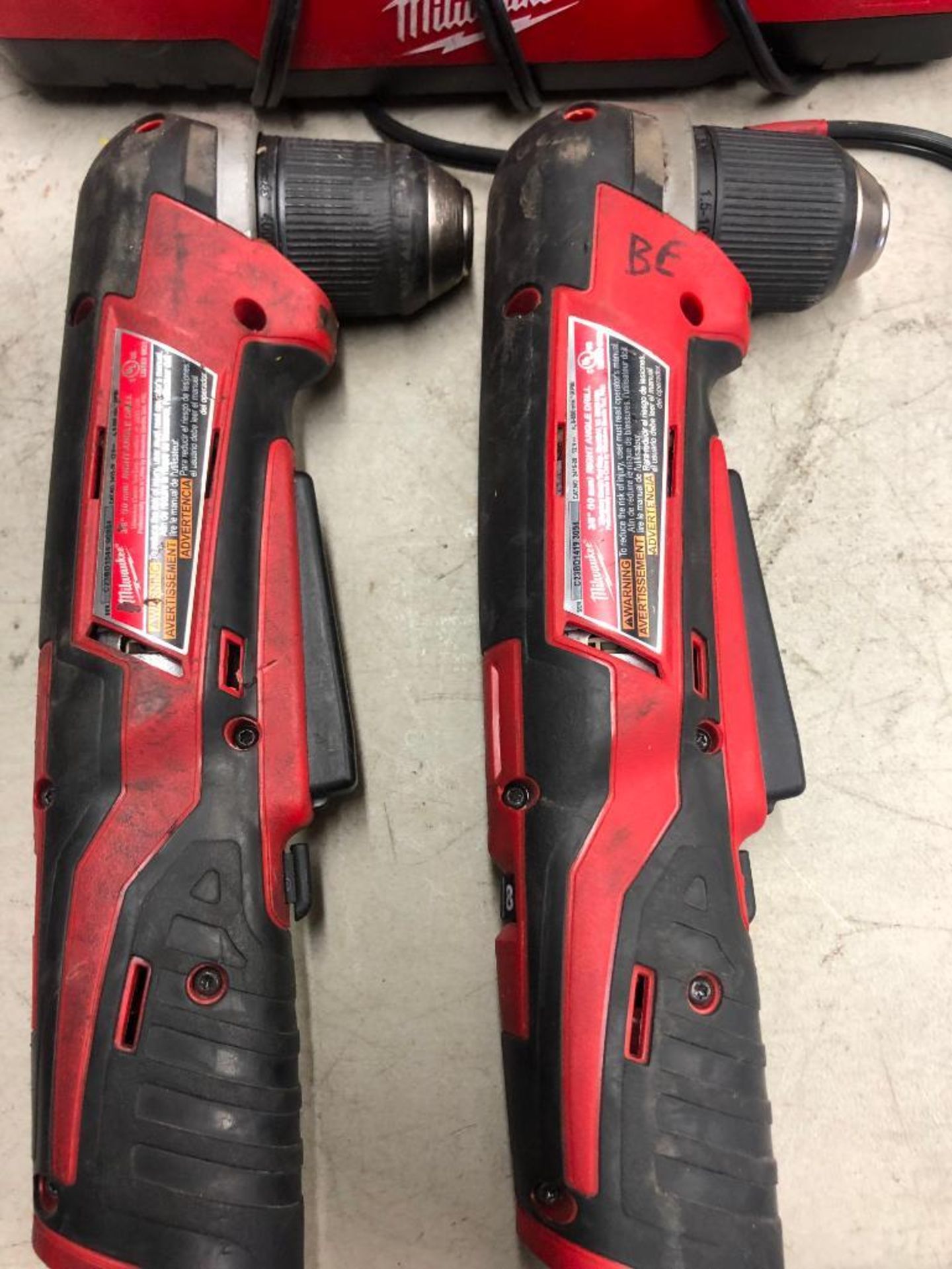 (2) MILWAUKEE CORDLESS 3/8'' RIGHT ANGLE DRILLS, W/ (1) BATTERY AND 4-STATION CHARGER - Image 2 of 3