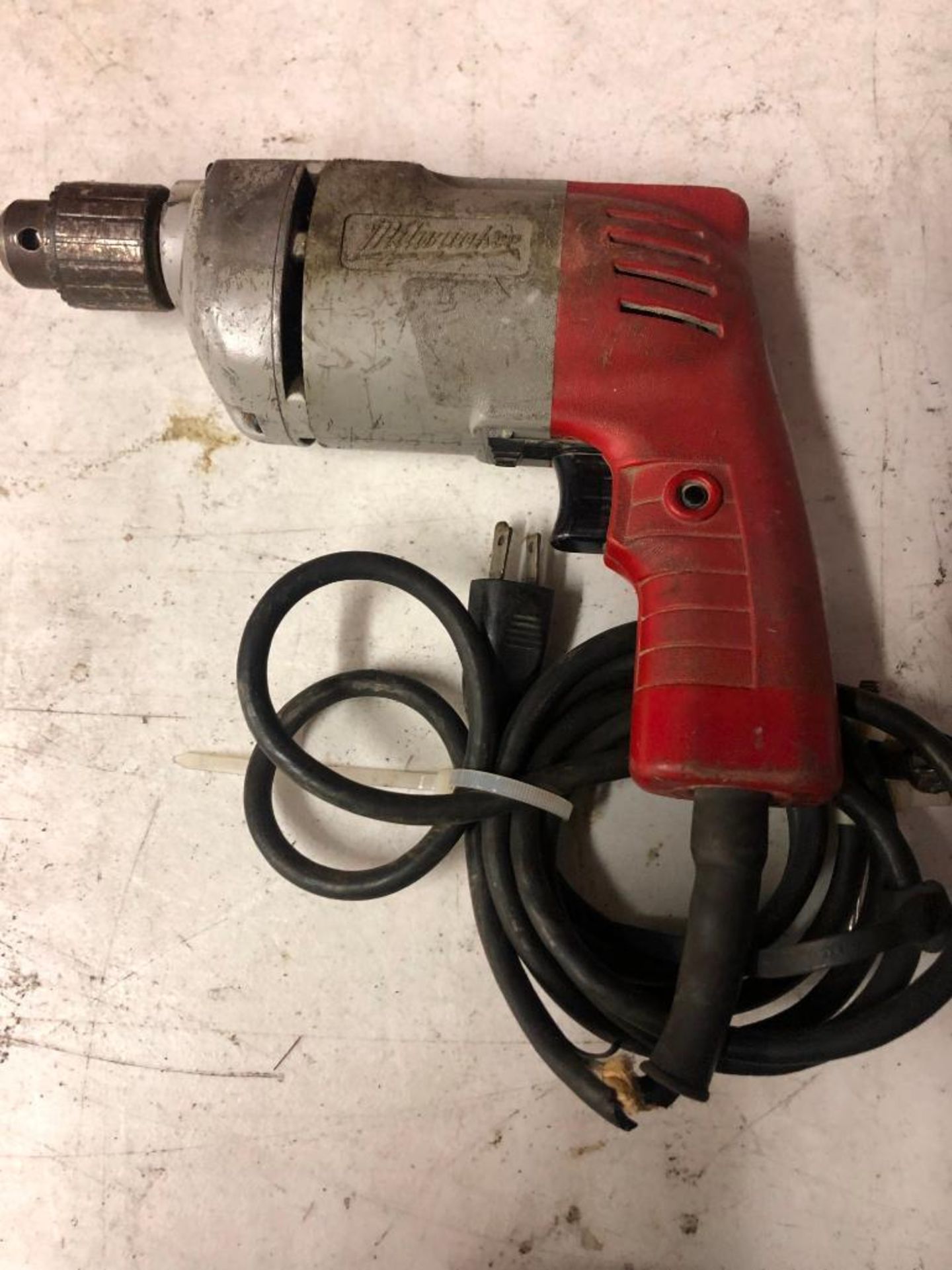 (3) MILWAUKEE ELECTRIC 3/8'' DRILLS - Image 4 of 4