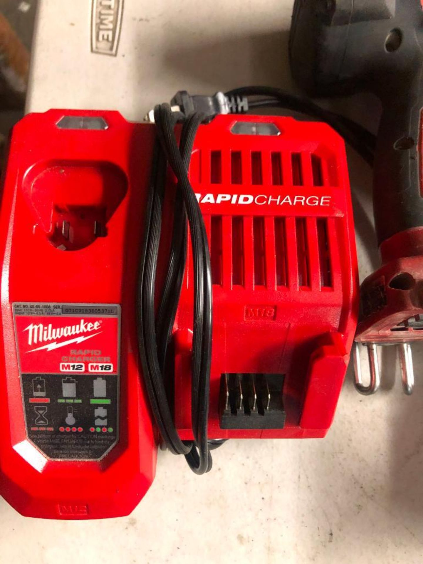 (1) MILWAUKEE CORDLESS IMPACT DRIVER, (1) MILWAUKEE CORDLESS IMPACT DRIVER, S/N B55BD112400528, W/ ( - Image 3 of 3