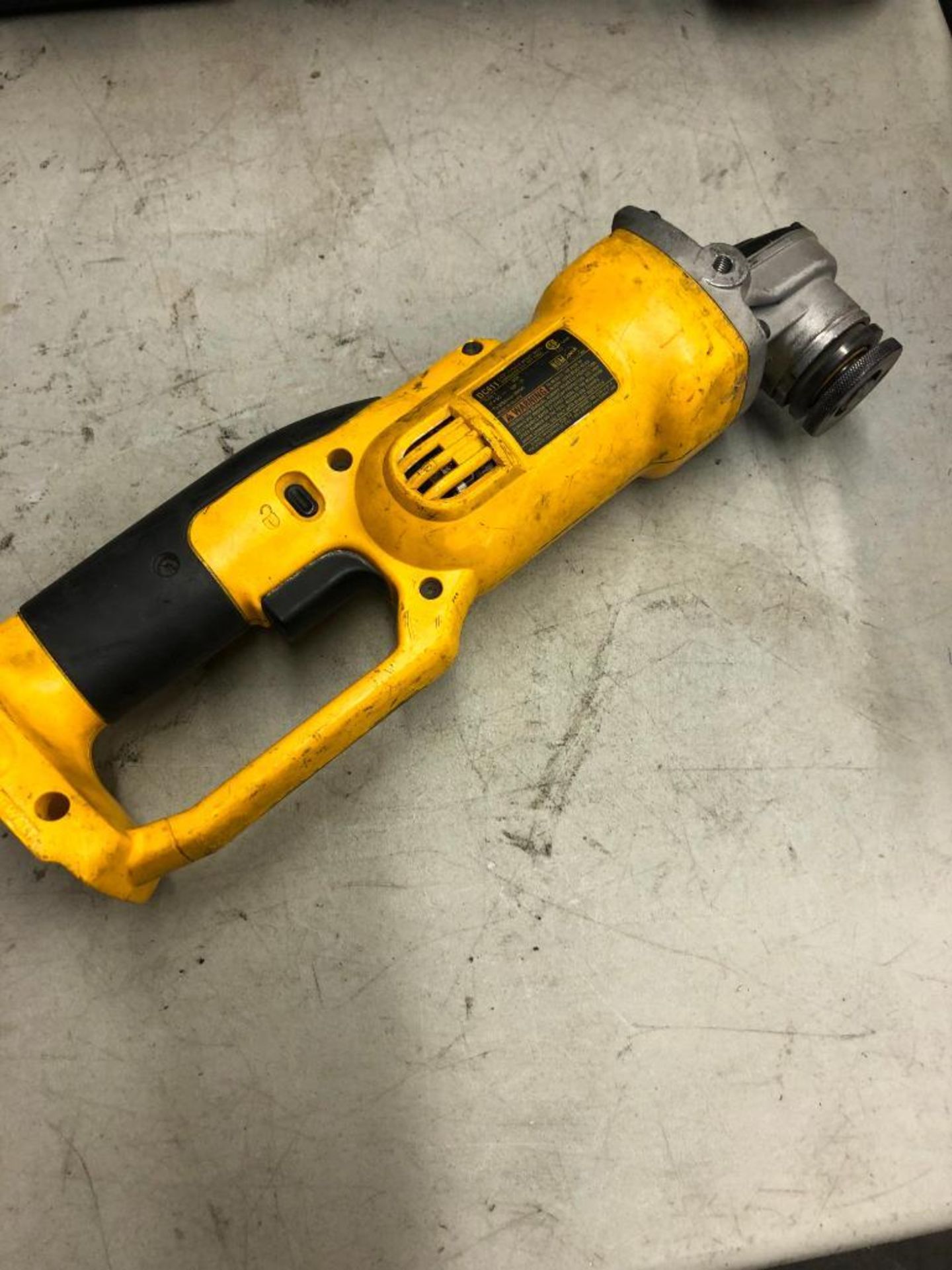 DEWALT CORDLESS 1/4'' HEAVY DUTY CUT-OFF TOOL, MODEL DC411, W/ (1) BATTERY AND CHARGER - Image 4 of 5