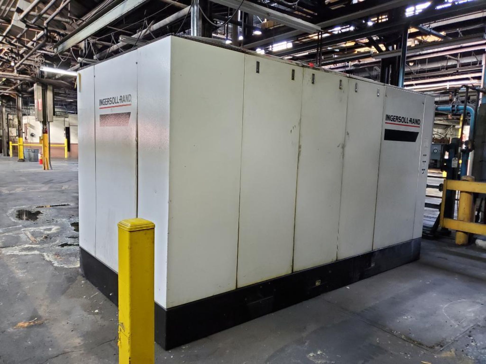 INGERSOLL-RAND 250-HP ROTARY SCREW AIR COMPRESSOR, MODEL SSR-EPE250-2S, INTELYSS CONTROL, 124 CFM, 1 - Image 3 of 7