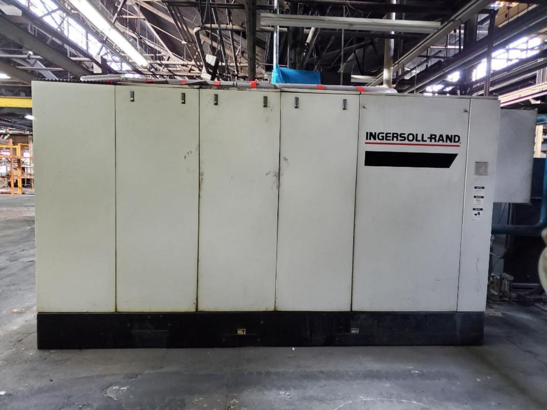 INGERSOLL-RAND 250-HP ROTARY SCREW AIR COMPRESSOR, MODEL SSR-EPE250-2S, INTELYSS CONTROL, 124 CFM, 1 - Image 4 of 7