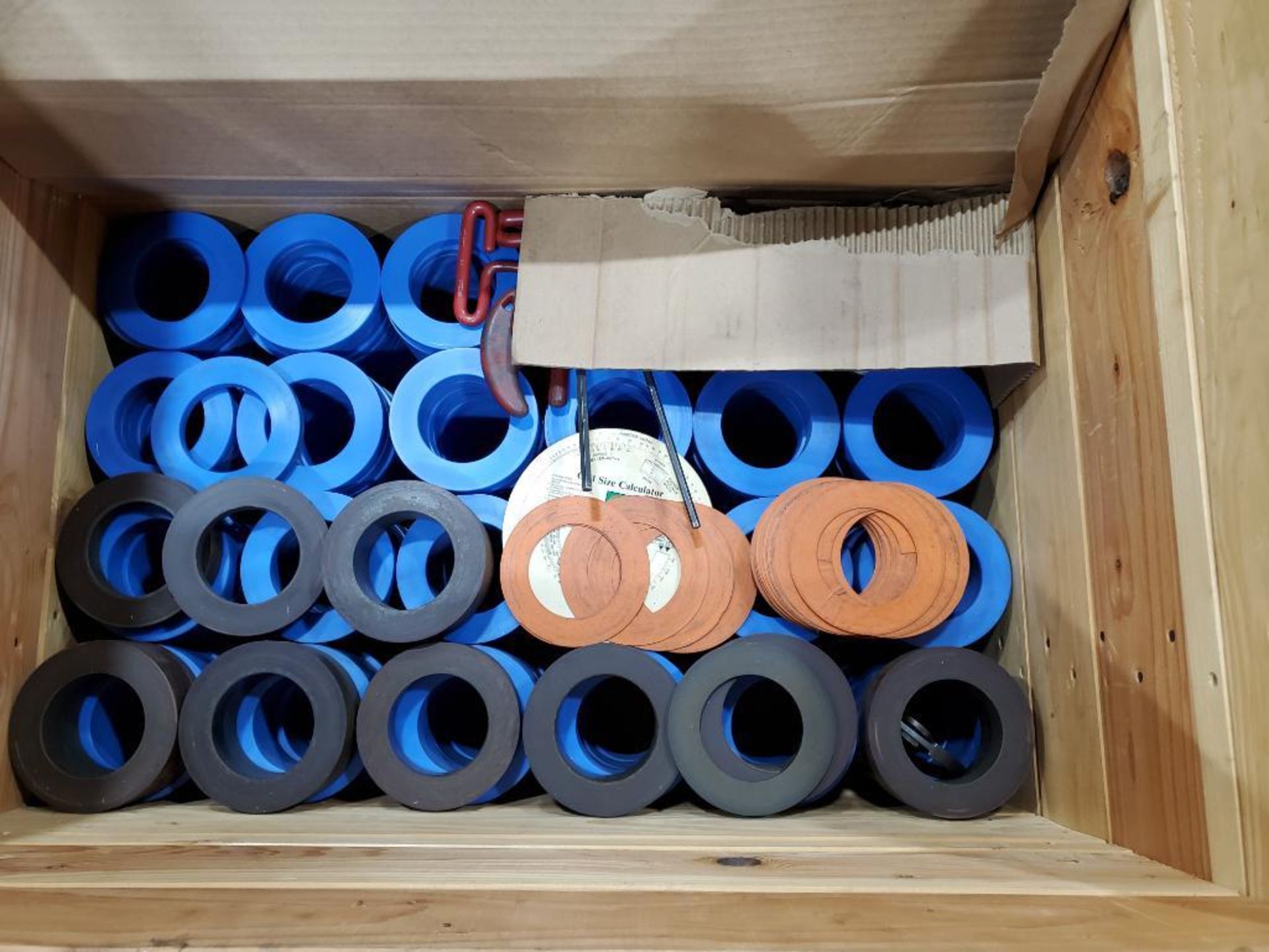 (8) CRATES OF SLITTER KNIVES AND RUBBER SPACERS, HEAVY & LIGHT GAUGES - Image 6 of 18