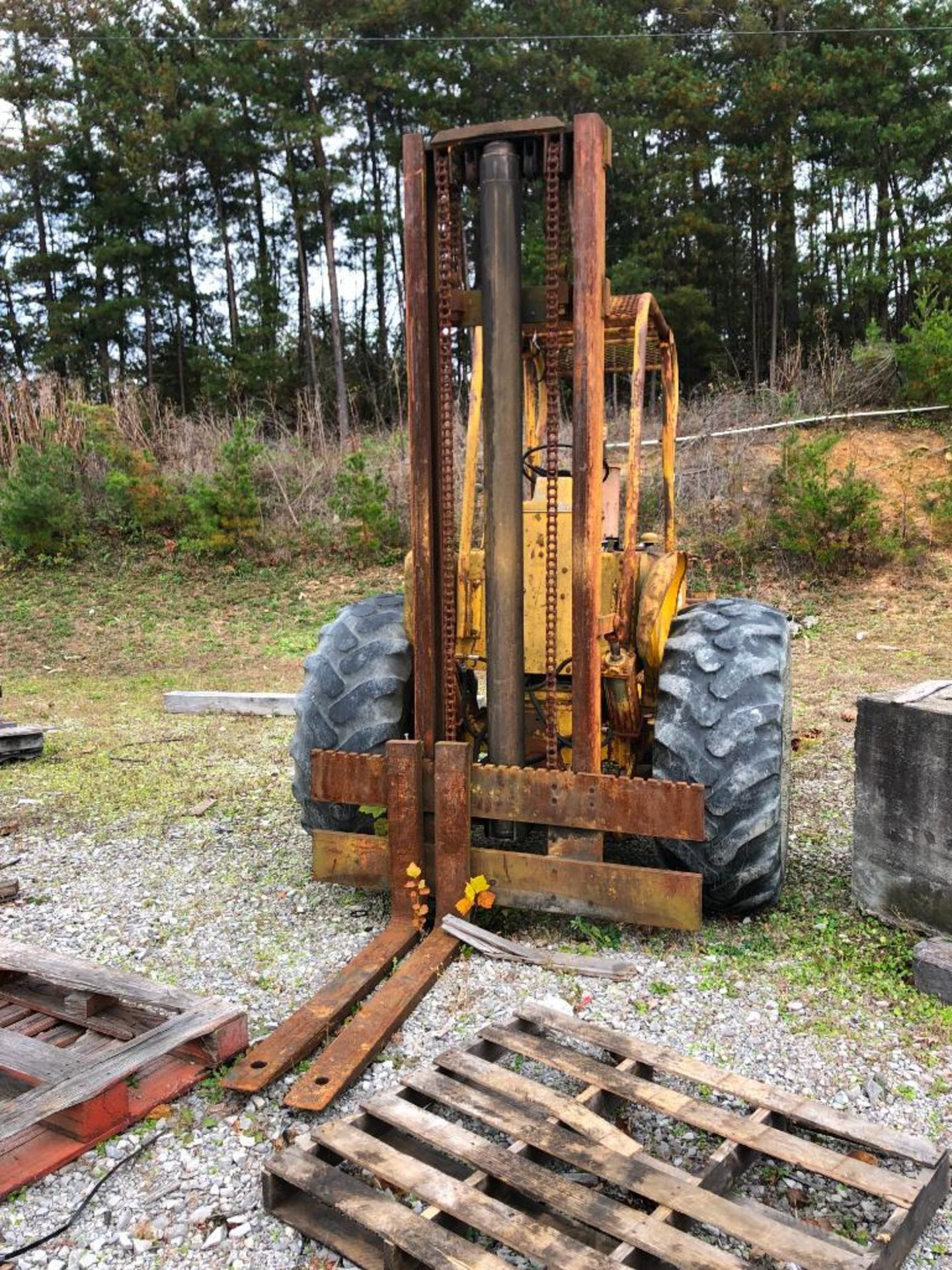 INTERNATIONAL 6,000 LB. FORKLIFT, 2-STAGE, ALL TERRAIN TIRES, GAS - Image 2 of 4