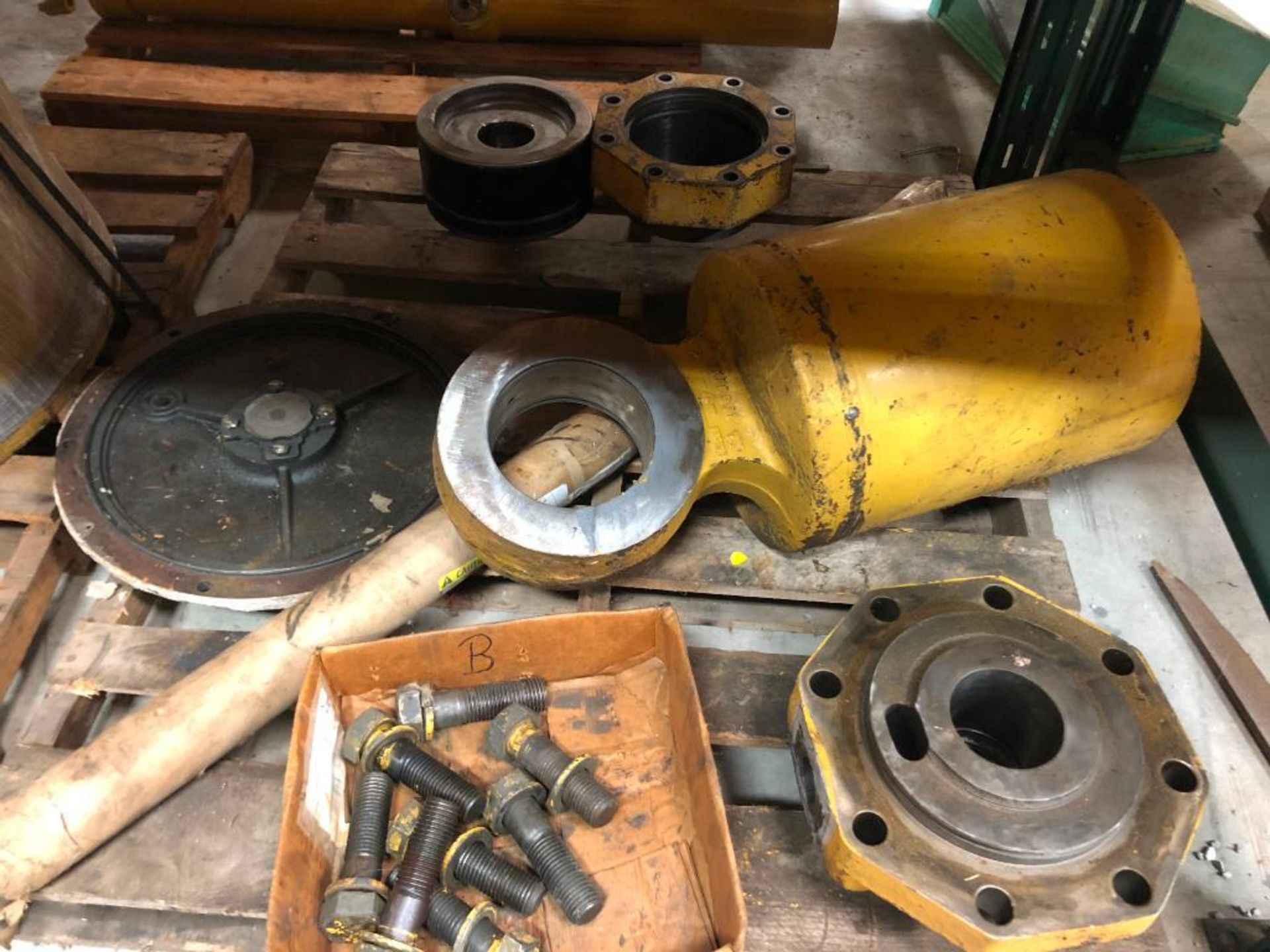 SKID OF ASSORTED HYDRAULIC PARTS
