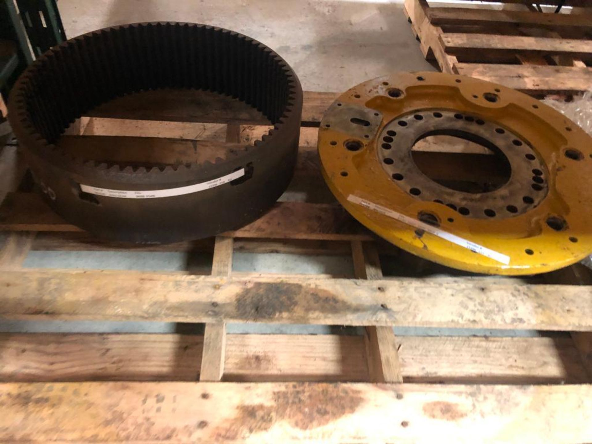 SKID CONSISTING OF: (1) ANCHOR, FITS 824C, 980C, 980F, 980FII, PART NUMBER 4V1704, (1) RING GEAR, FI