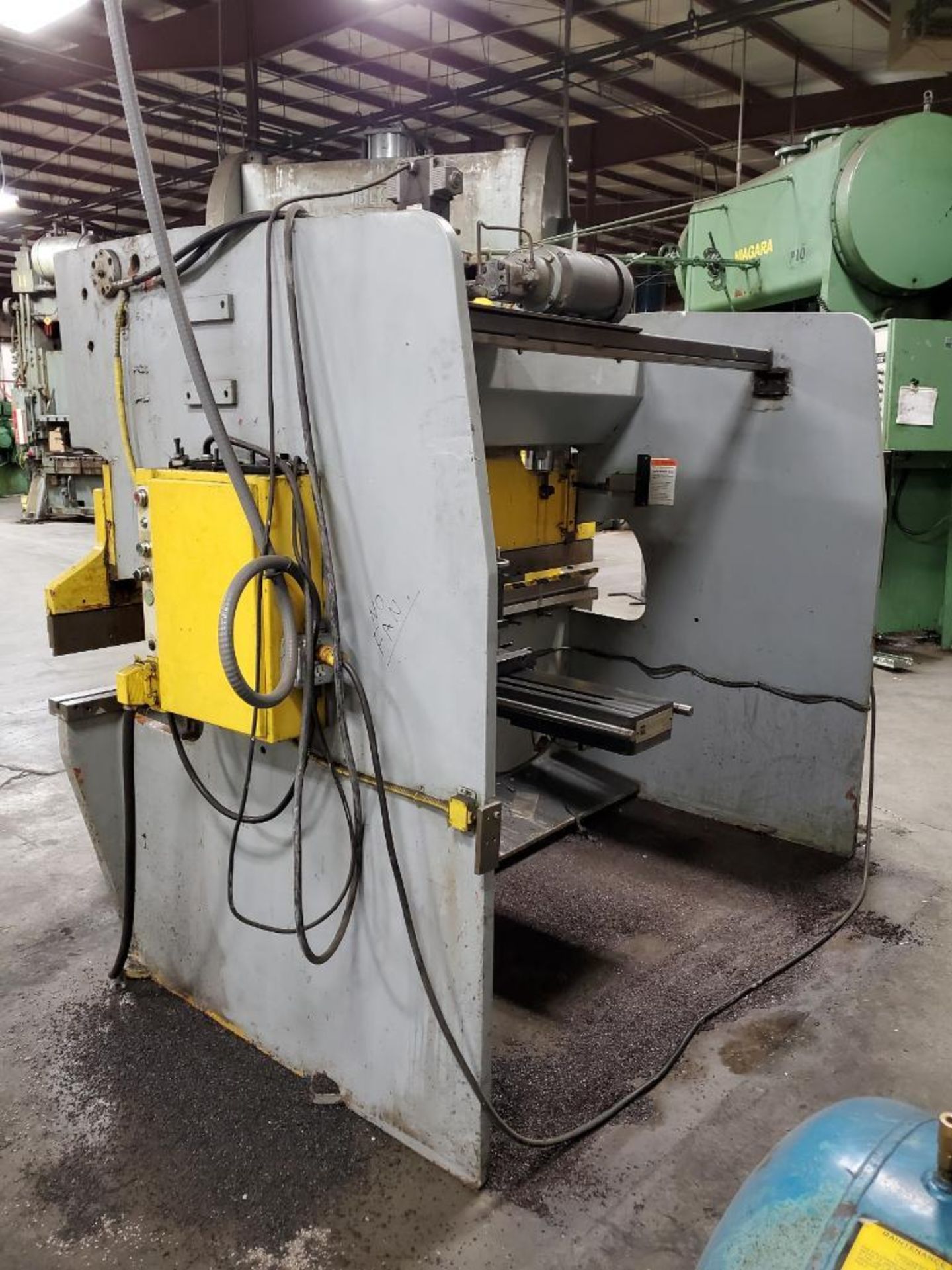 CHICAGO 71-TON PRESS BRAKE, MODEL 652-M, S/N 8265289-03, 99'' BED, HURCO AUTO-BEND6 DRO, FOOTSWITCH/ - Image 9 of 11