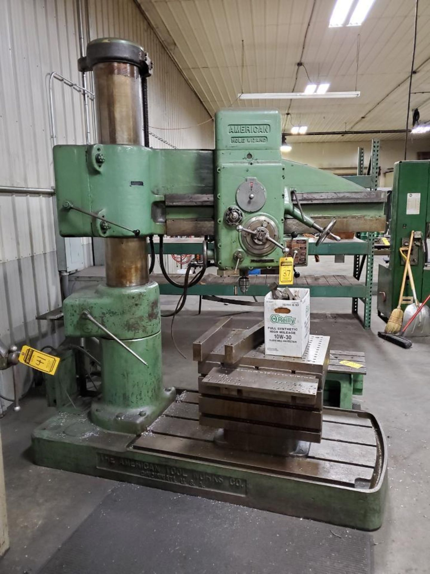 AMERICAN HOLE WIZARD RADIAL ARM DRILL, 4' ARM, 11'' COLUMN, 70-2100 SPINDLE RPM, 55'' X 36'' FOOT BE - Image 2 of 9