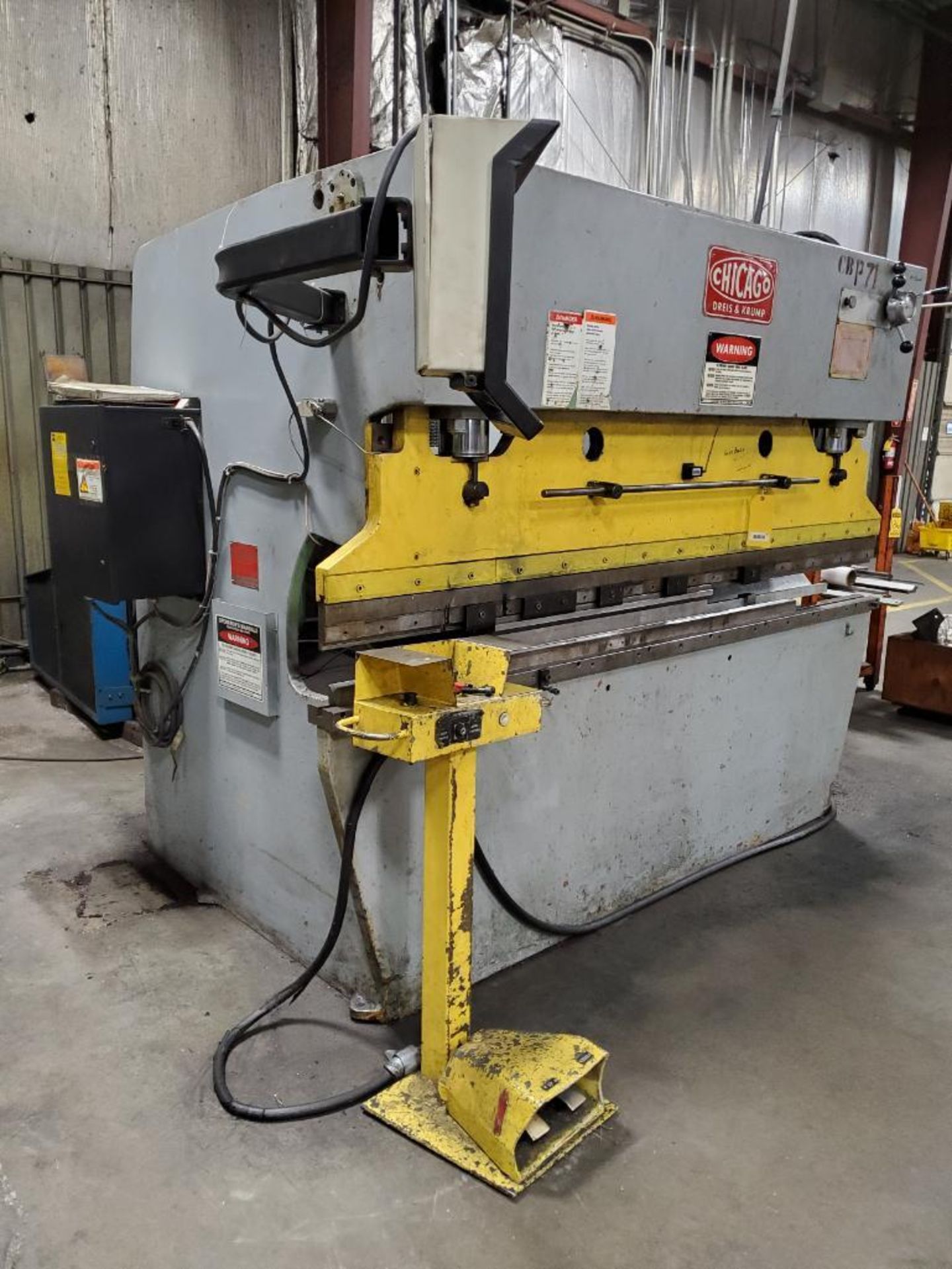 CHICAGO 71-TON PRESS BRAKE, MODEL 652-M, S/N 8265289-03, 99'' BED, HURCO AUTO-BEND6 DRO, FOOTSWITCH/ - Image 5 of 11