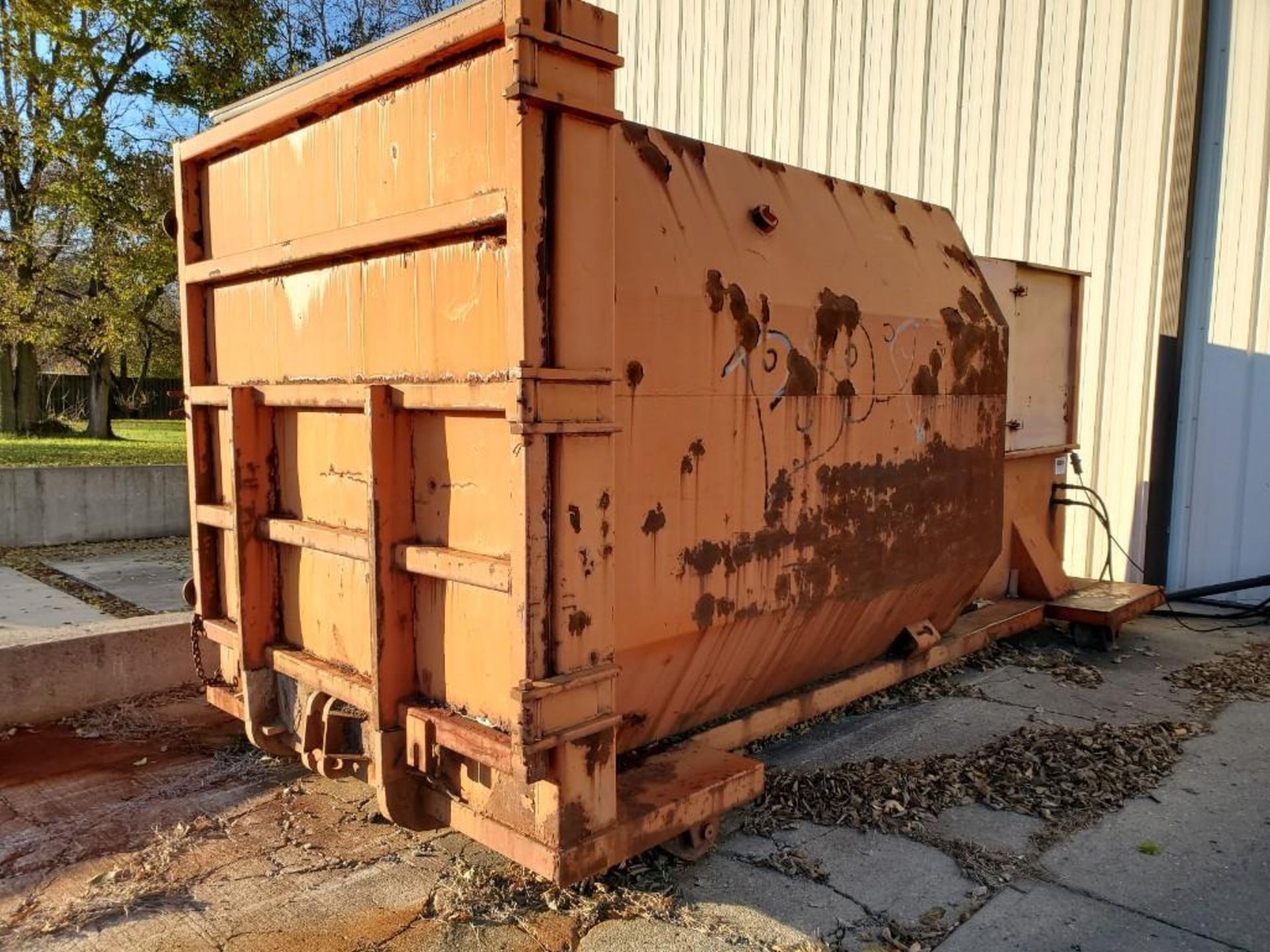 MCLAIN HYDRAUILC TRASH COMPACTOR, S/N 18669 - Image 3 of 9