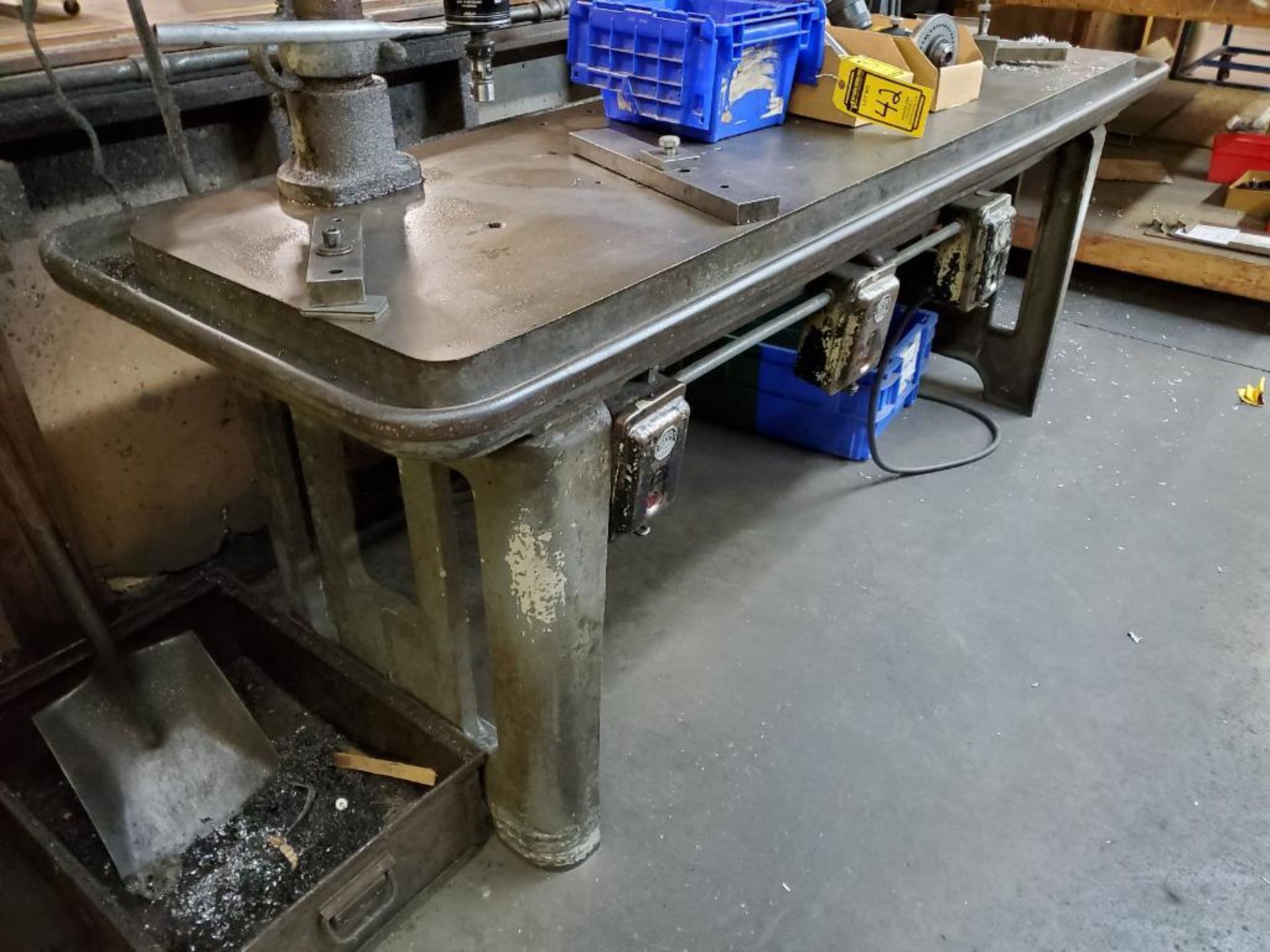 DELTA VERTICAL DRILL PRESS, JACOBS CHUCK, MOUNTED ON HARDENED 80'' X 24'' X 3'' STEEL TABLE - Image 4 of 6