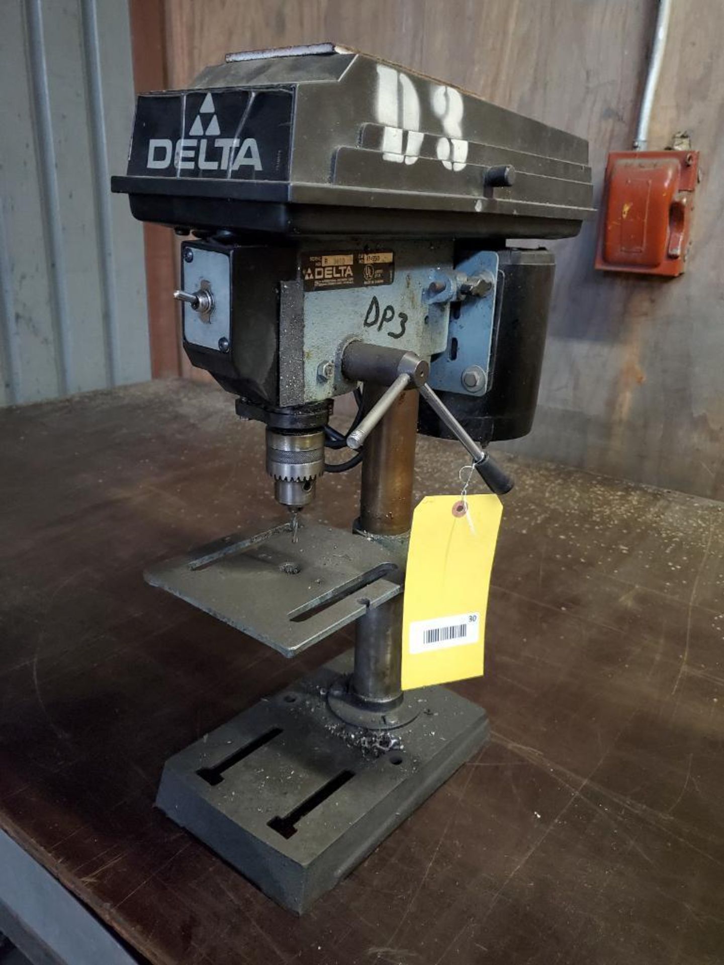 DELTA 11-950 BENCH TOP VERTICAL DRILL PRESS, 6-1/2'' X 6-1/2'' TABLE