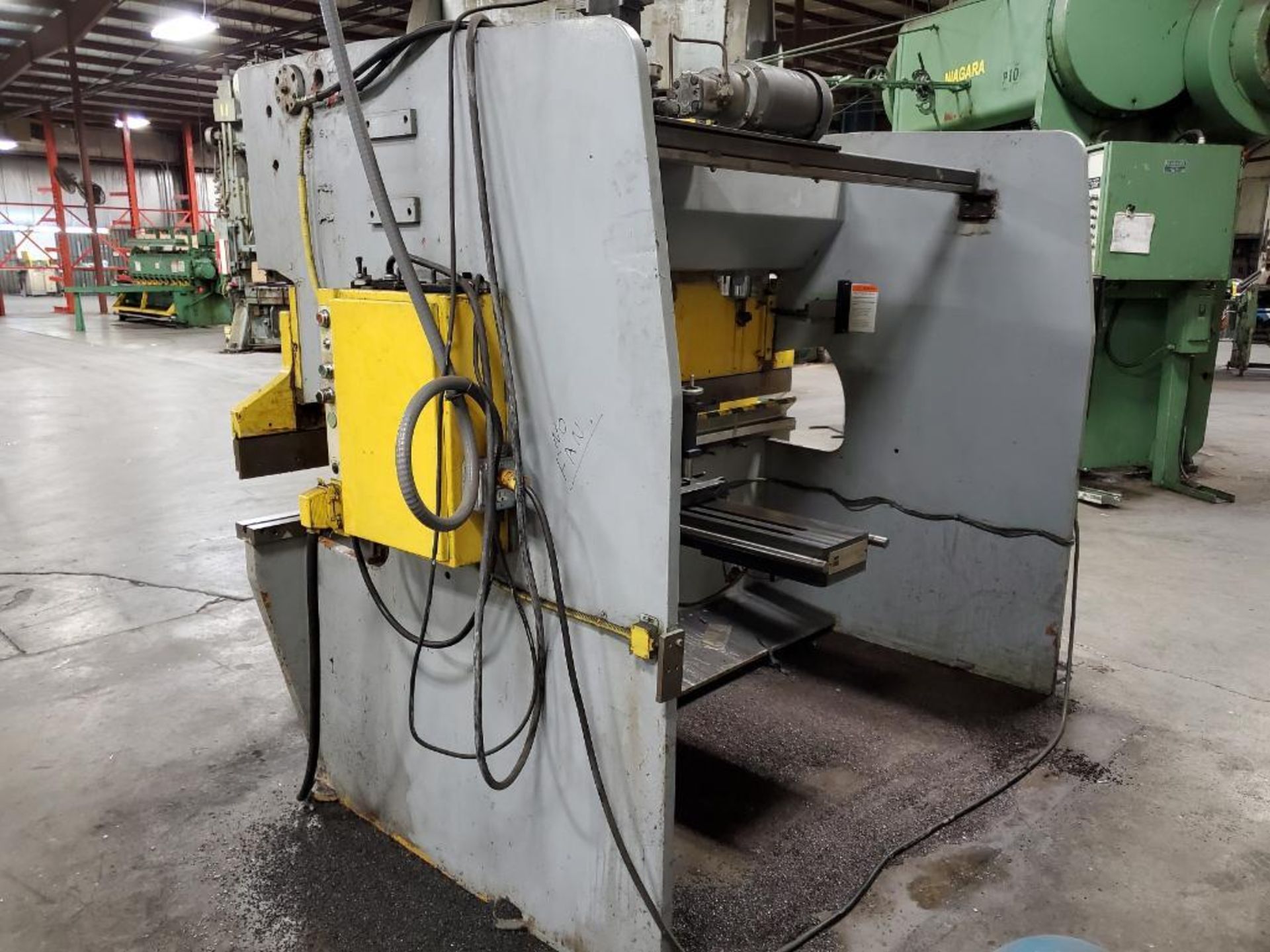 CHICAGO 71-TON PRESS BRAKE, MODEL 652-M, S/N 8265289-03, 99'' BED, HURCO AUTO-BEND6 DRO, FOOTSWITCH/ - Image 8 of 11