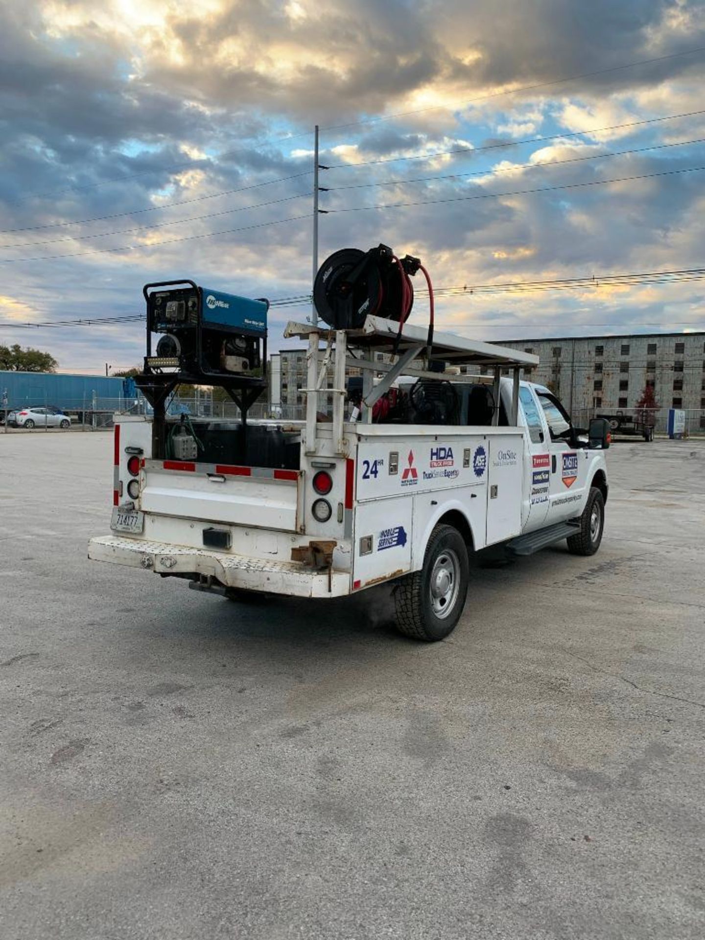 2011 FORD F-350 SUPER DUTY SERVICE TRUCK, 207,972 MILES, 4X4, AUTOMATIC TRANSMISSION, OMAHA UTILITY - Image 5 of 10