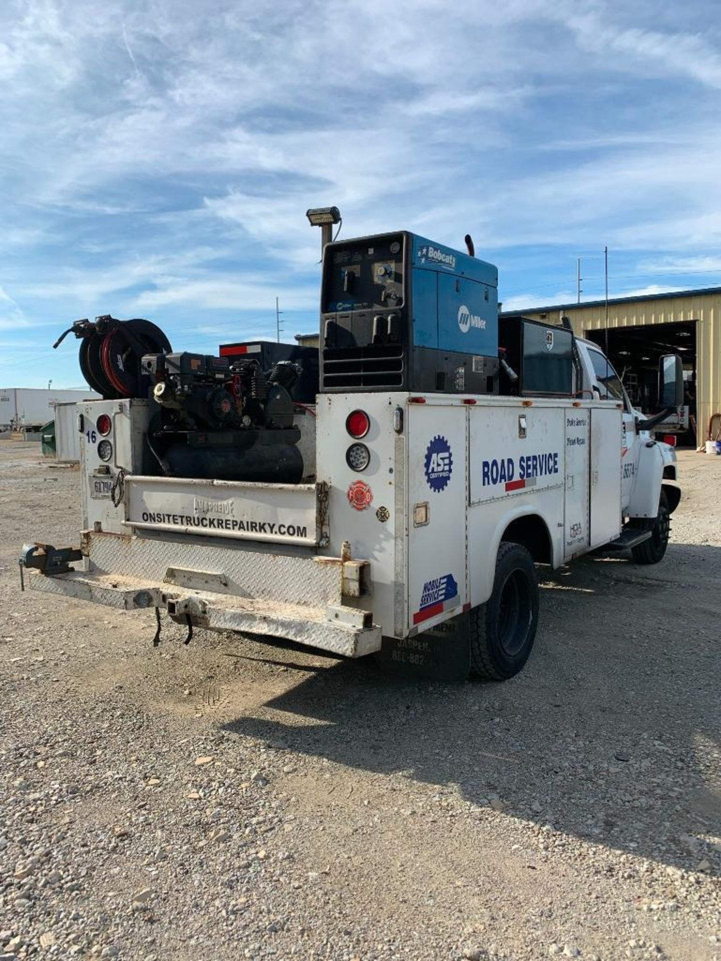 2006 CHEVROLET C5500 SERVICE TRUCK, DURAMAX DIESEL ENGINE, 270,086 MILES, AUTOMATIC TRANSMISSION, DU - Image 6 of 12