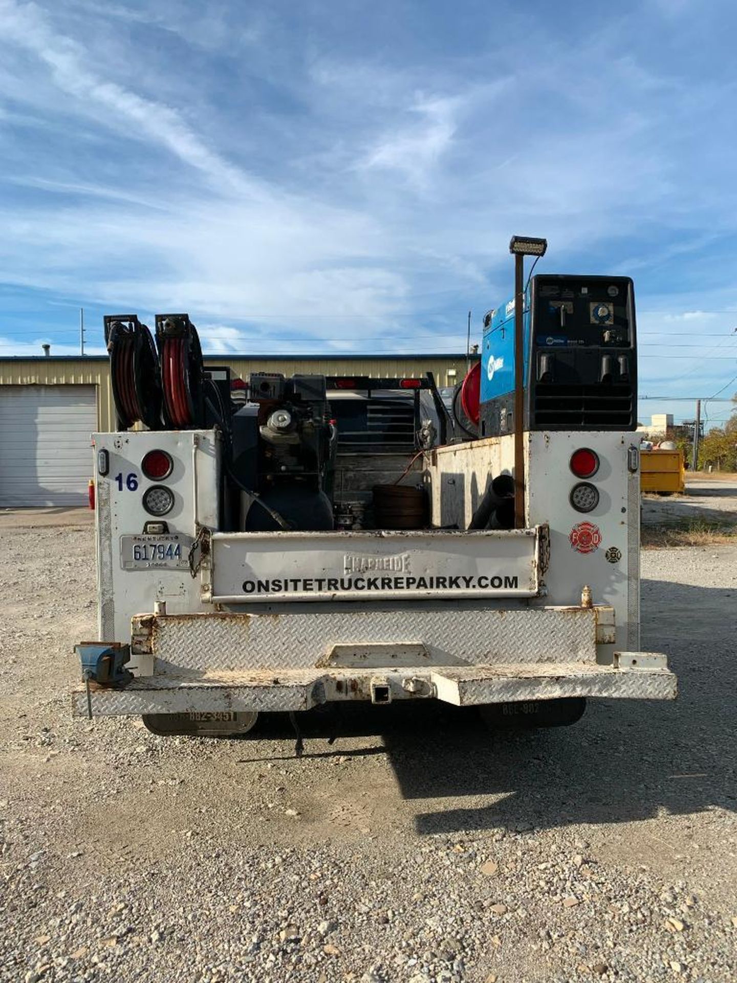 2006 CHEVROLET C5500 SERVICE TRUCK, DURAMAX DIESEL ENGINE, 270,086 MILES, AUTOMATIC TRANSMISSION, DU - Image 8 of 12