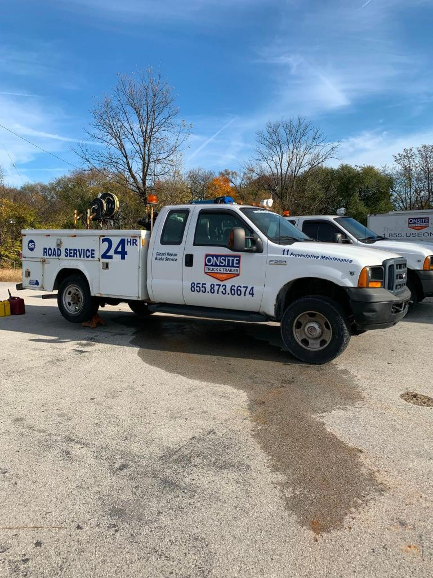 2006 FORD F-350 XL SUPER DUTY SERVICE TRUCK, AUTOMATIC TRANSMISSION, 4X4, RAWSON KOENIG UTILITY BED, - Image 2 of 10