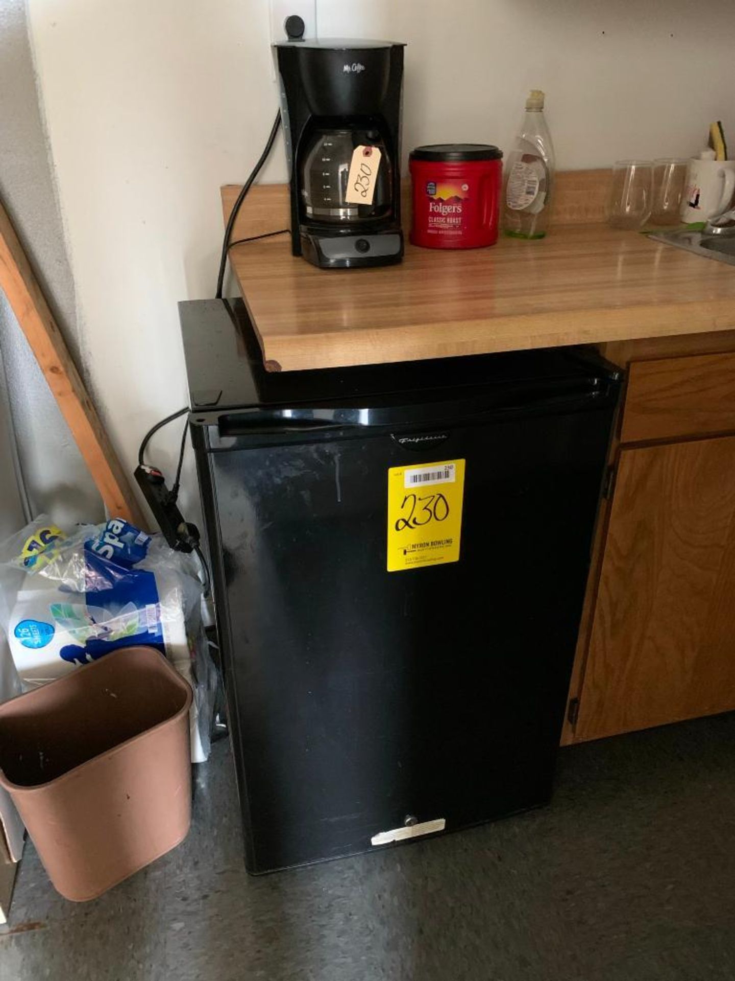 FRIGIDAIRE MINI FRIDGE, MR COFFEE POT