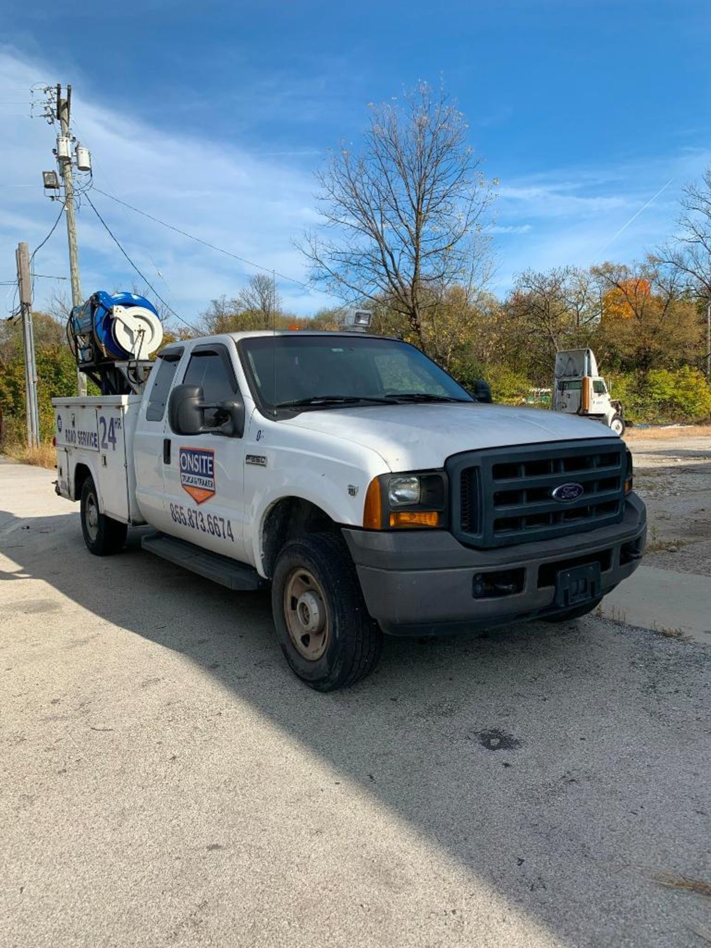 2006 FORD F-350 XL SUPER DUTY SERVICE TRUCK, AUTOMATIC TRANSMISSION, 4X4, RAWSON KOENIG UTILITY BED, - Image 2 of 6