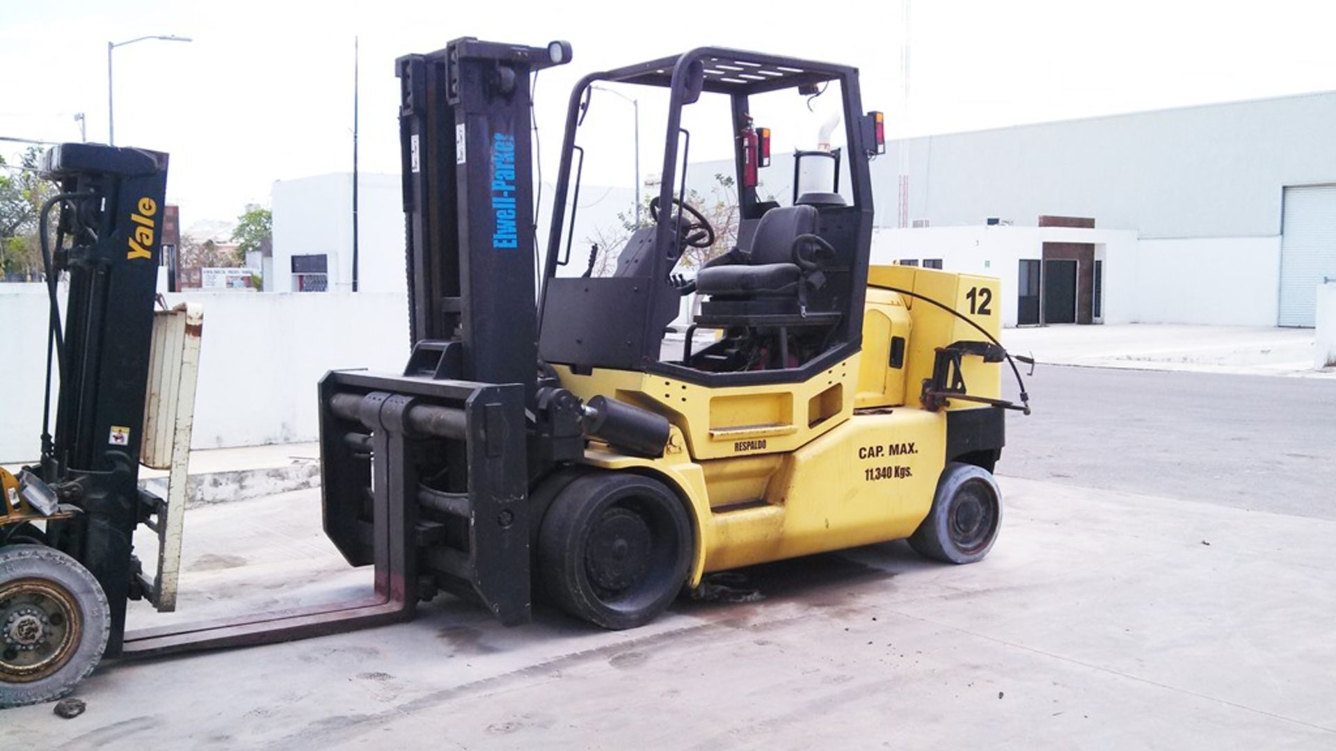 2004 ELWELL-PARKER FORKLIFT, MODEL ESI-250, S/N 28140 - Image 3 of 31