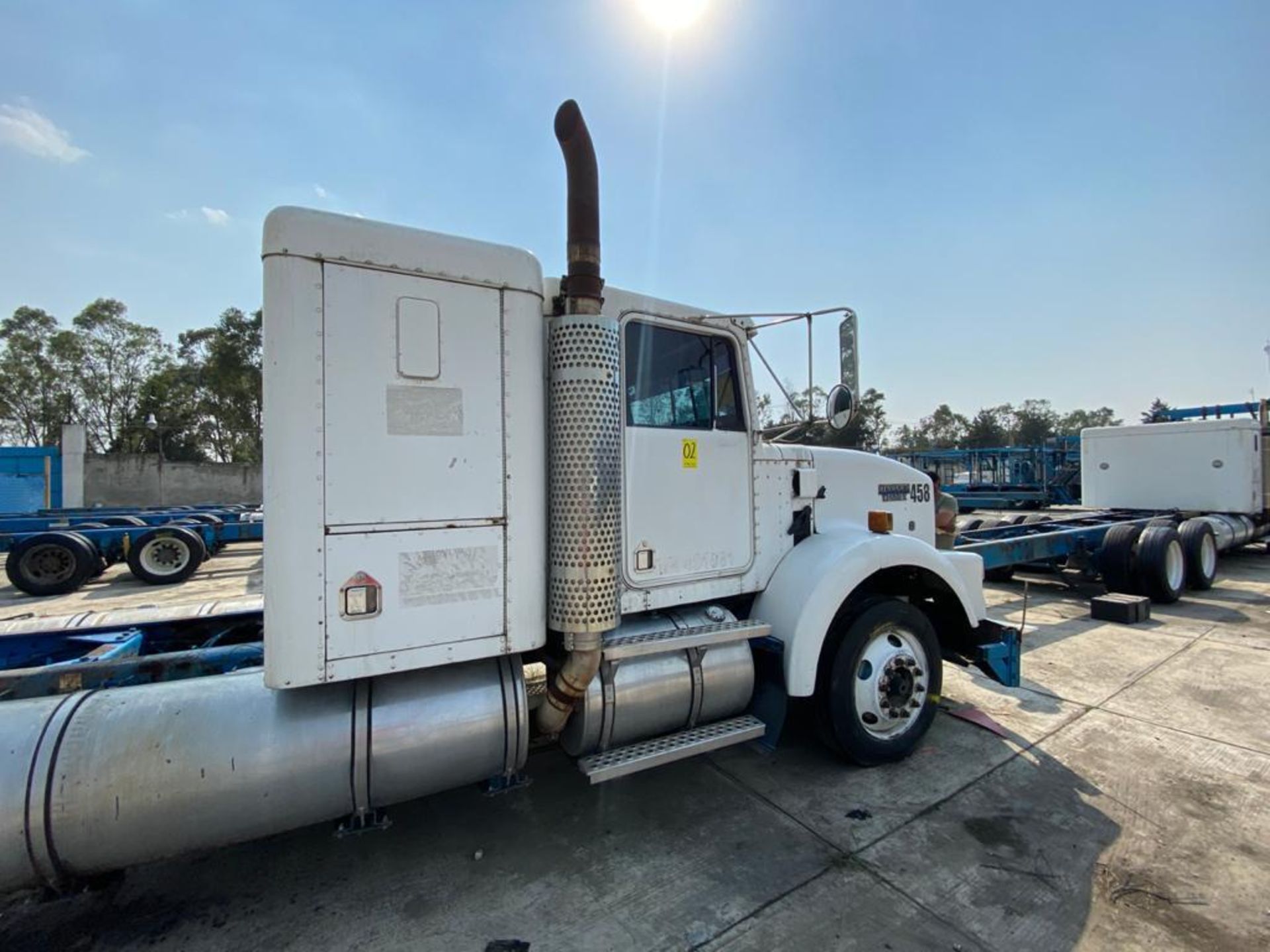 1999 Kenworth Sleeper truck tractor, standard transmission of 18 speeds - Image 30 of 75